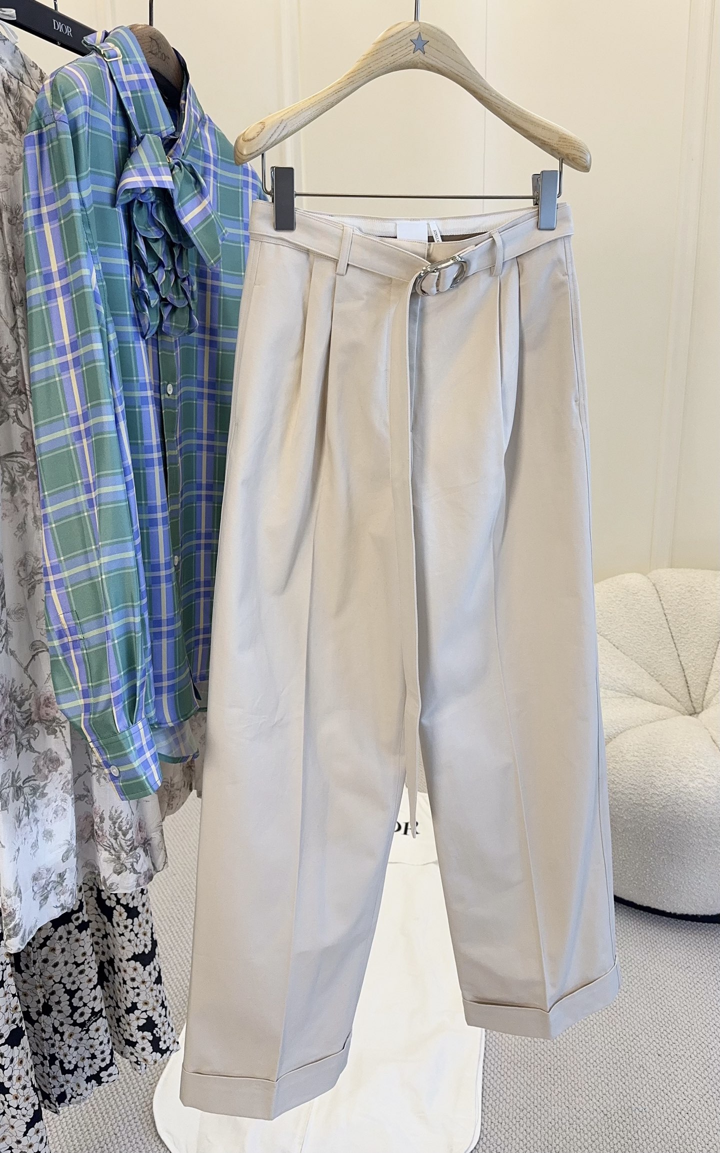 NO:808305,Dior's 2026 new rice-colored straight trousers, customized twill cotton, with a crisp texture, high waist + belt design, modified waistline, and super layered hem details on the trouser legs. The leather patch on the back waist increases brand recognition, and can be easily controlled for commuting and leisure. They look great with shirts or sweaters, and you can easily get a relaxed feeling when wearing them!  ,,dior,shirts,19860909Dior2026新款米咖色直筒长裤,定制斜纹棉,质感挺括,高腰+腰带设计,修饰腰线,裤脚卷边细节超有层次感.后腰皮牌增加品牌辨识度,通勤、休闲都能轻松驾驭,搭配衬衫或针织衫都很出彩,轻松get松弛感穿搭！,,dior,shirts,,Women's clothing
