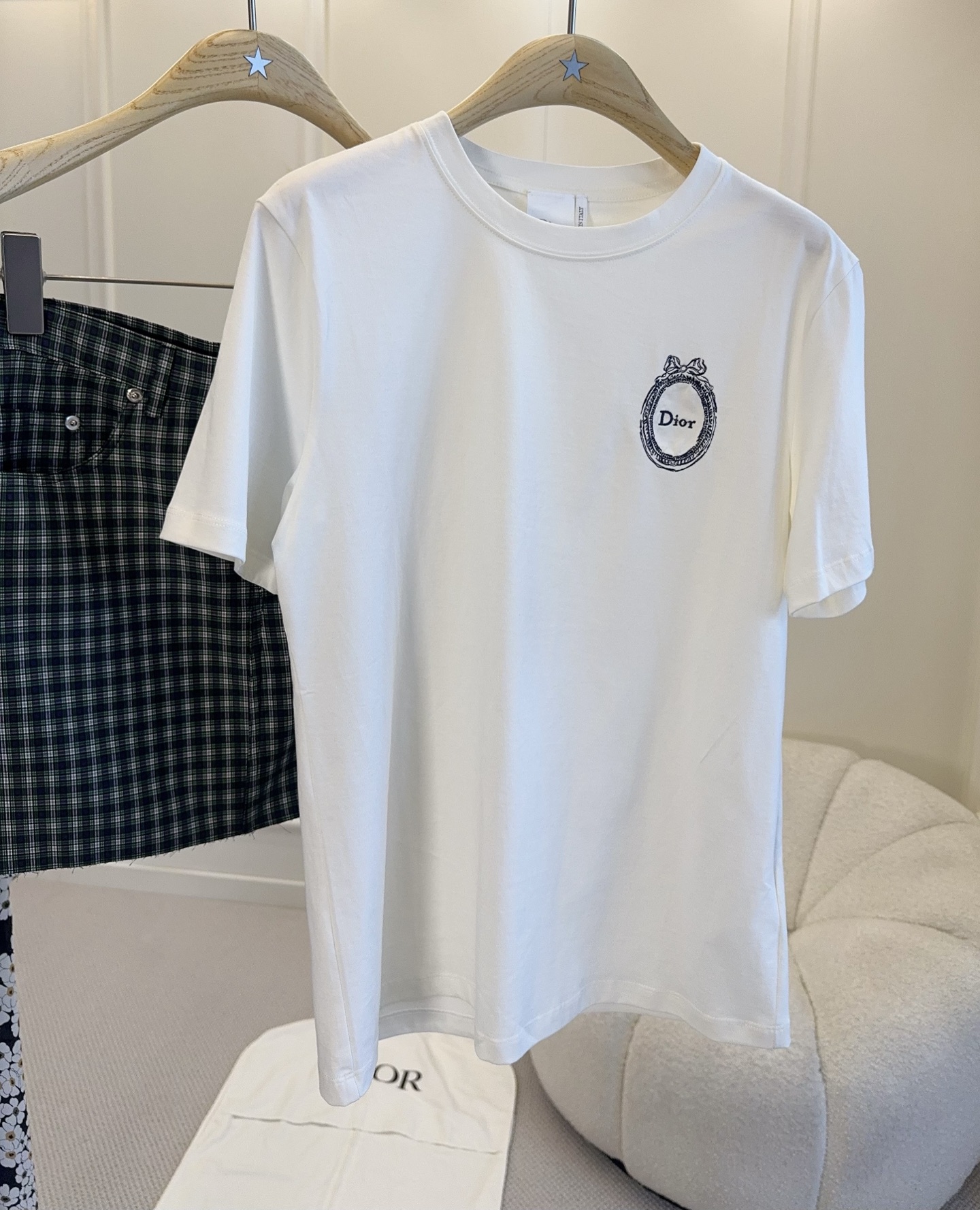 NO:808307,Dior2026 new white short-sleeved T-shirt, brand logo embroidered wreath pattern on the chest, simple, elegant and highly recognizable!  Pure cotton material, soft and breathable, super comfortable to wear in summer. The round neck design is classic and versatile, and can be easily used for daily commuting, dating, and leisure. Paired with a skirt or jeans, you can easily get French elegance or sweet girl style, and you will be very elegant no matter how you wear it., dior, skirts, jeans, T-shirt, tees, t-shirt,19860909Dior2026新款白色短袖T恤,胸前品牌标志刺绣花环图案,简约优雅超有辨识度！纯棉材质,柔软透气,夏天穿超舒服.圆领设计经典百搭,日常通勤、约会、休闲都能轻松驾驭.搭配半裙或牛仔裤,轻松get法式优雅or甜妹风,怎么穿都很有气质.,,dior,skirts,jeans,T-shirt,tees，t-shirt,,Women's clothing