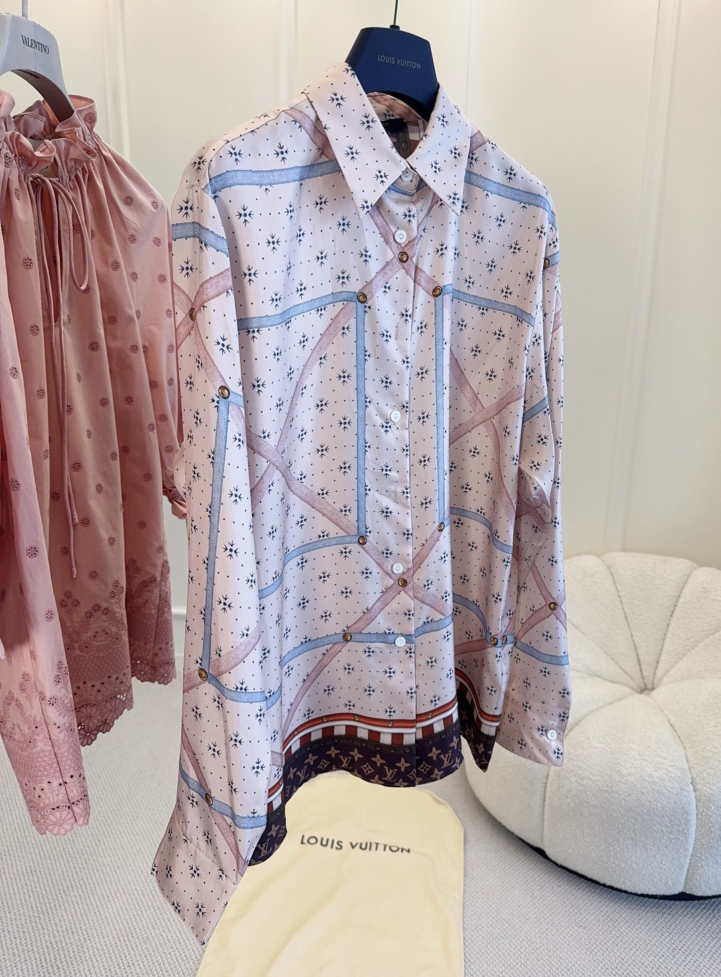 NO:826052,LV2926 new new silk shirt, pure silk, light pink contrasting lines, with classic Monogram print, elegant and recognizable. Silky and soft, perfect drape, comfortable and high-end to wear. The loose silhouette is great when worn alone or layered, easily creating a lazy and luxurious atmosphere.,, louis vuitton, shirts, real silk,19860909LV2926新款新款真丝衬衫,真丝,浅粉撞色线条,搭配经典Monogram印花,优雅又有辨识度.丝滑柔软,垂坠感满分,穿着舒适又高级.宽松廓形,单穿或叠搭都很出彩,轻松打造慵懒贵气氛围感.,,louis vuitton,shirts,real silk,,Women's clothing