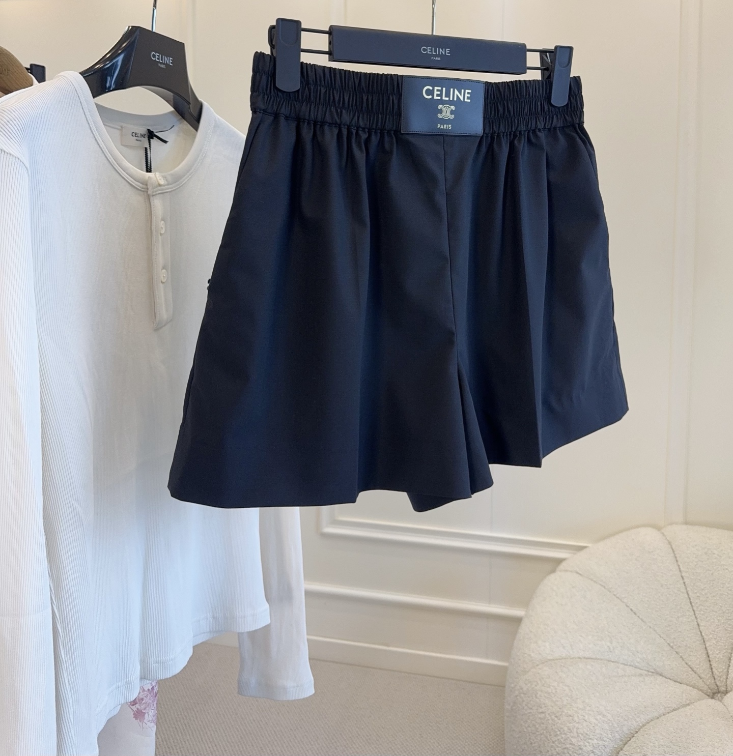 NO:824236,CELINE 2026 new Arc de Triomphe logo shorts, simple design, wool blended light and breathable fabric, super comfortable to wear in summer!  Elastic waist + loose fit, free movement and perfect comfort. The Arc de Triomphe logo on the waist is very recognizable, making it full of fashion sense!  It can be easily worn for daily leisure and vacation. It looks great when paired with a knitted vest or striped Polo, and you can easily get a refreshing summer style.,,celine,shorts,19860909CELINE2026新款凯旋门标短裤,简约设计,羊毛混纺轻盈透气面料,夏天穿超舒服！松紧腰+宽松版型,活动自如,舒适度满分.腰部凯旋门标志超有辨识度,时尚感拉满！日常休闲、度假都能轻松驾驭,搭配针织背心或条纹Polo都很出彩,轻松get夏日清爽穿搭风格.,,celine,shorts,,Women's clothing
