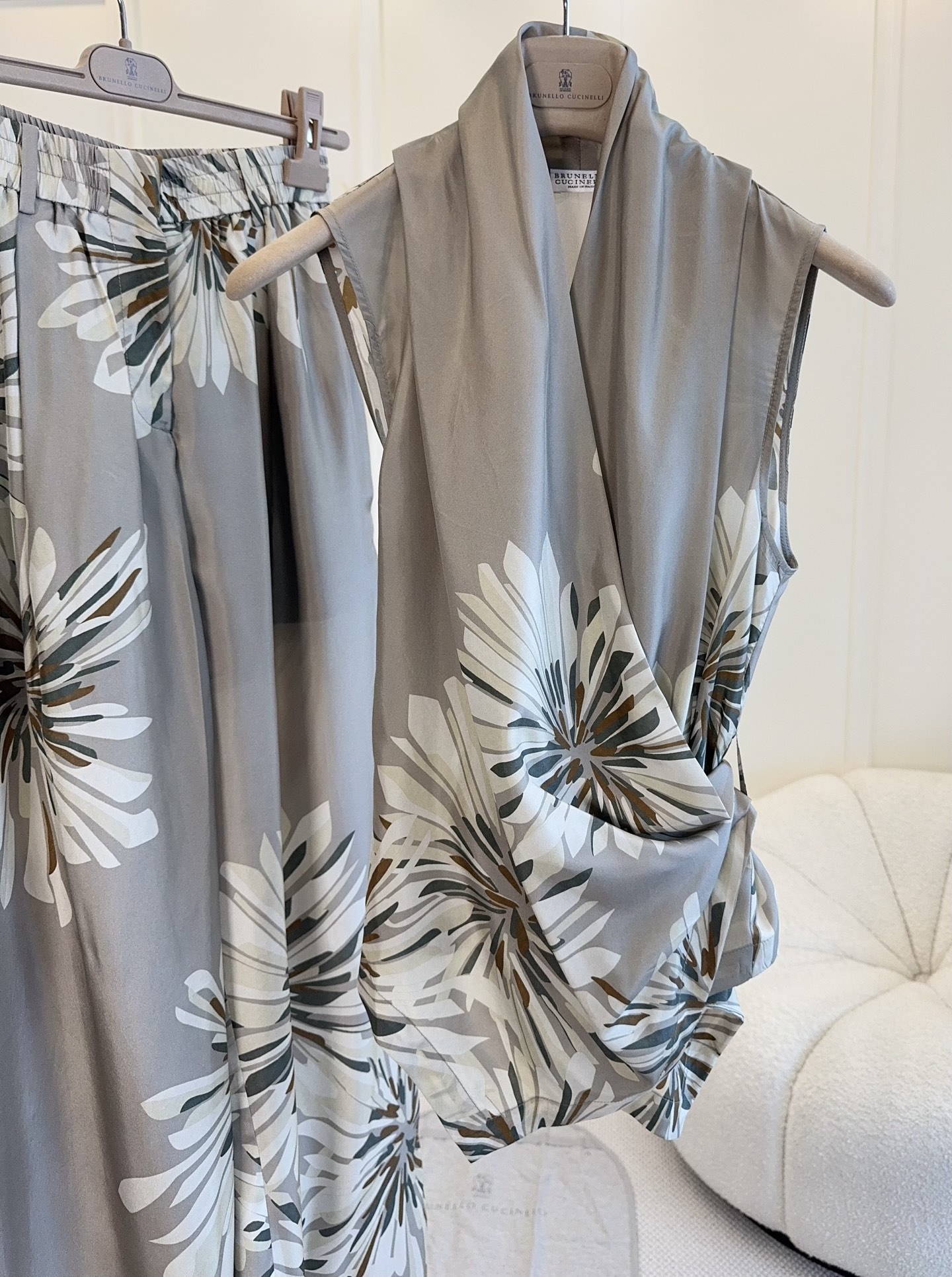 NO:824172,Top, wide-leg pants BC26SS mulberry silk floral suit, sleeveless V-neck top + loose trousers, silk is light and smooth, floral print is super elegant, full of holiday atmosphere. The V-neck of the top modifies the neck line, and the trousers are loose and comfortable, perfect for spring and summer!  Mulberry silk material is breathable and high-end. It can be easily used in daily life or on vacation. Pair it with simple accessories to make it more elegant.,,real silk,19860909上衣 阔腿裤BC26SS桑蚕丝花卉套装,无袖V领上衣+宽松长裤,真丝轻盈柔滑,花卉印花超优雅,满满度假氛围感.上衣V领修饰颈部线条,长裤宽松舒适,春夏穿超适合！桑蚕丝材质透气又高级,日常或度假都能轻松驾驭,搭配简约配饰更显气质.,,real silk,,Women's clothing