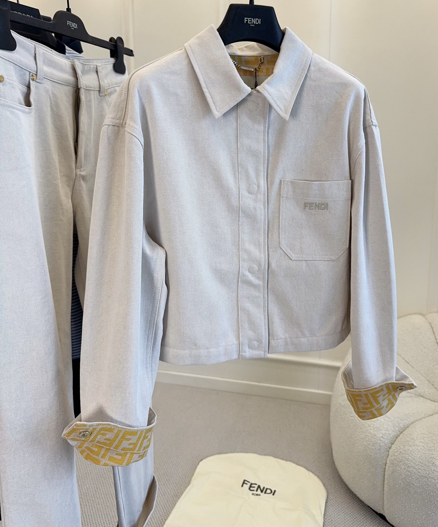 NO:824192,Jacket, straight pants FENDI2026 new off-white denim suit, short jacket + high-waisted straight pants, simple and detailed!  The coat lapels + chest pockets are embellished with metal buttons, low-key and practical; the trousers are lined with warm yellow FF presbyopia, perfect for brand recognition. The off-white tone is super gentle, yellow-skin friendly, white and versatile. It can be easily used for commuting, dating, and shopping. It will look even better with bright-colored accessories!  ,,fendi,jackets & coats,19860909外套 直筒裤FENDI2026新款米白色牛仔套装,短款外套+高腰直筒裤,简约又有细节感！外套翻领+胸前口袋,金属纽扣点缀,低调实用；裤脚内衬暖黄FF老花,品牌辨识度满分.米白色调超温柔,黄皮友好,显白又百搭,通勤、约会、逛街都能轻松驾驭,搭配亮色配饰更出彩！,,fendi,jackets & coats,,Women's clothing