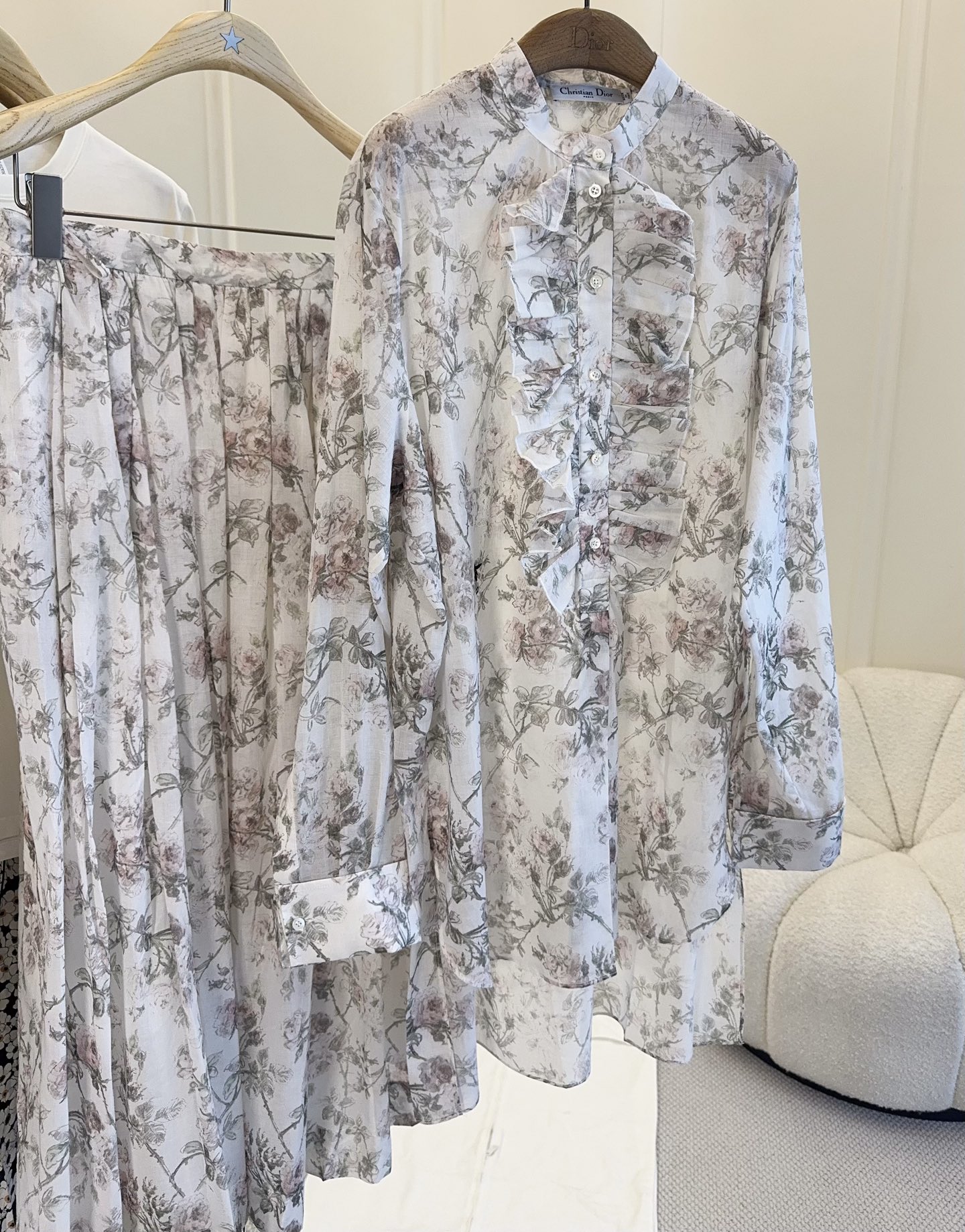 NO:824208,Shirt, skirt, Dior 2026 new floral suit, thin pure cotton, light and breathable, super comfortable to wear in spring and summer!  The retro floral pattern + ruffle design is elegant and layered. The long sleeves + loose tailoring can be easily used for commuting and daily life. Paired with a skirt, it will directly enhance your temperament!  ,,dior,skirts,shirts,19860909衬衫 半裙Dior2026新款碎花套装,轻薄纯棉,轻盈透气,春夏穿超舒服！复古花卉图案+荷叶边设计,优雅又有层次感.长袖+宽松剪裁,通勤日常都能轻松驾驭,搭配半裙,气质直接拉满！,,dior,skirts,shirts,,Women's clothing