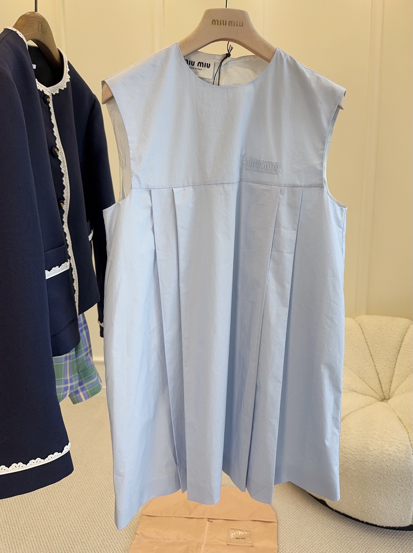 NO:824231,MiuMiu2026 new light blue sleeveless dress is made of lightweight cotton fabric, comfortable and breathable, a must-have for spring and summer!  A-line doll skirt + accordion pleat design, full of layers, and the logo embroidery on the chest is very recognizable. There are a row of buttons on the back, making it easy to put on and take off. The light blue color is low in saturation, fresh and white, and can be easily worn in daily life or on vacation ~ Pair it with a gold necklace and knee-high socks, it is elegant and playful, and you can easily get a fashionable look!  ,,miumiu,skirts,necklace,19860909MiuMiu2026新款浅蓝色无袖连衣裙,采用轻盈棉质面料,穿着舒适透气,春夏必备！A字娃娃裙版型+风琴褶设计,层次感满满,胸前Logo刺绣超有辨识度.背面一排扣子,穿脱方便,浅蓝色低饱和度,清新显白,日常或度假都能轻松驾驭～搭配金色项链、过膝袜,优雅又俏皮,轻松get时髦造型！,,miumiu,skirts,necklace,,Women's clothing