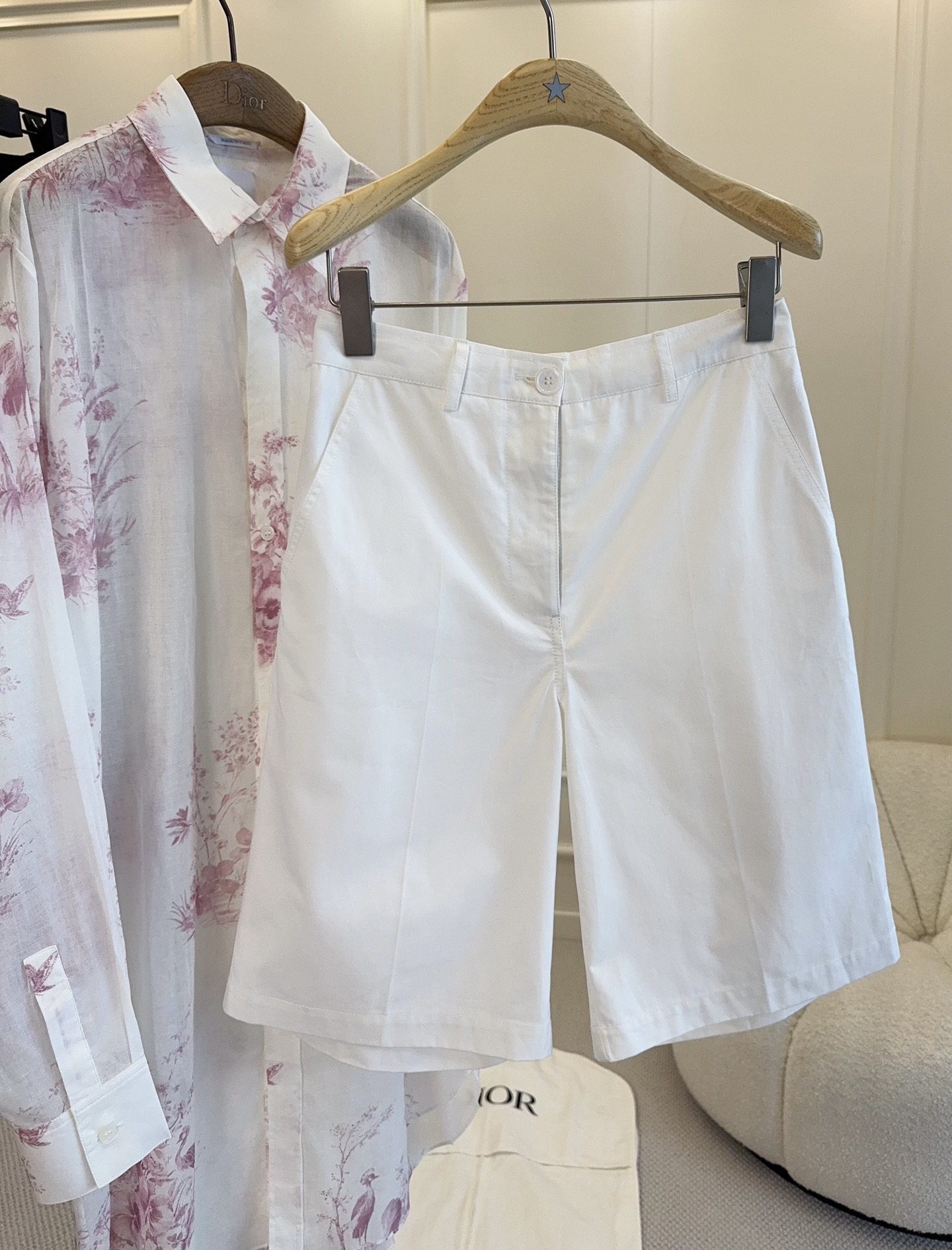 NO:827722,Dior's 2026 new white three-quarter suit shorts are made of high-quality cotton fabric, soft and breathable, and super comfortable to wear in summer!  The high-waisted straight design modifies the shape of the legs, making you appear slimmer and taller. The length is just right, making it easy to wear for commuting and leisure. The simple white color is versatile and looks stylish with any shirt, sweater or T-shirt, making it easy to get a high-end look!  ,,dior,shorts,shirts,tees,t-shirt,business suit,19860909Dior2026新款白色五分西装短裤,采用高品质棉质面料,柔软透气,夏天穿超舒服！高腰直筒设计,修饰腿型,显瘦又显高.五分长度刚刚好,通勤休闲都能轻松驾驭.简约白色百搭,随便配衬衫、针织衫或T恤都很有型,轻松get高级感穿搭！,,dior,shorts,shirts,tees，t-shirt,business suit,,Women's clothing