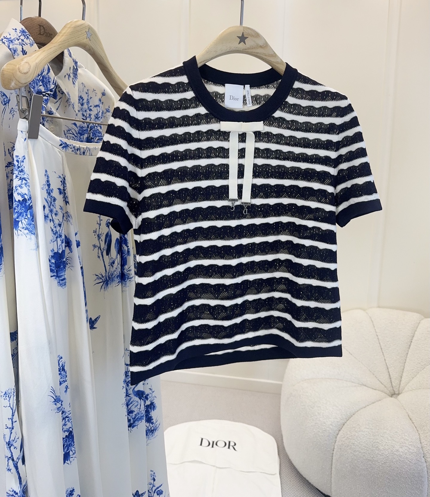 NO:827733,Dior 2026 new navy blue and white striped sweater, wool blend material, breathable and dry, super comfortable to wear in spring and summer!  Hollow knitting + bow tie at the neckline, full of French romantic atmosphere. The short version, paired with high-waisted pants/skirts, looks slim and elegant, and can be easily worn for commuting and dating. Classic stripes + exquisite details, practical and design!  ,,dior,skirts,19860909Dior 2026新款海军蓝白条纹针织衫,羊毛混纺材质,透气干爽,春夏穿超舒服！镂空针织+领口蝴蝶结,法式浪漫氛围感拉满.短款版型,搭高腰裤/半裙显瘦又优雅,通勤约会都能轻松驾驭.经典条纹+精致细节,实用又有设计感！,,dior,skirts,,Women's clothing