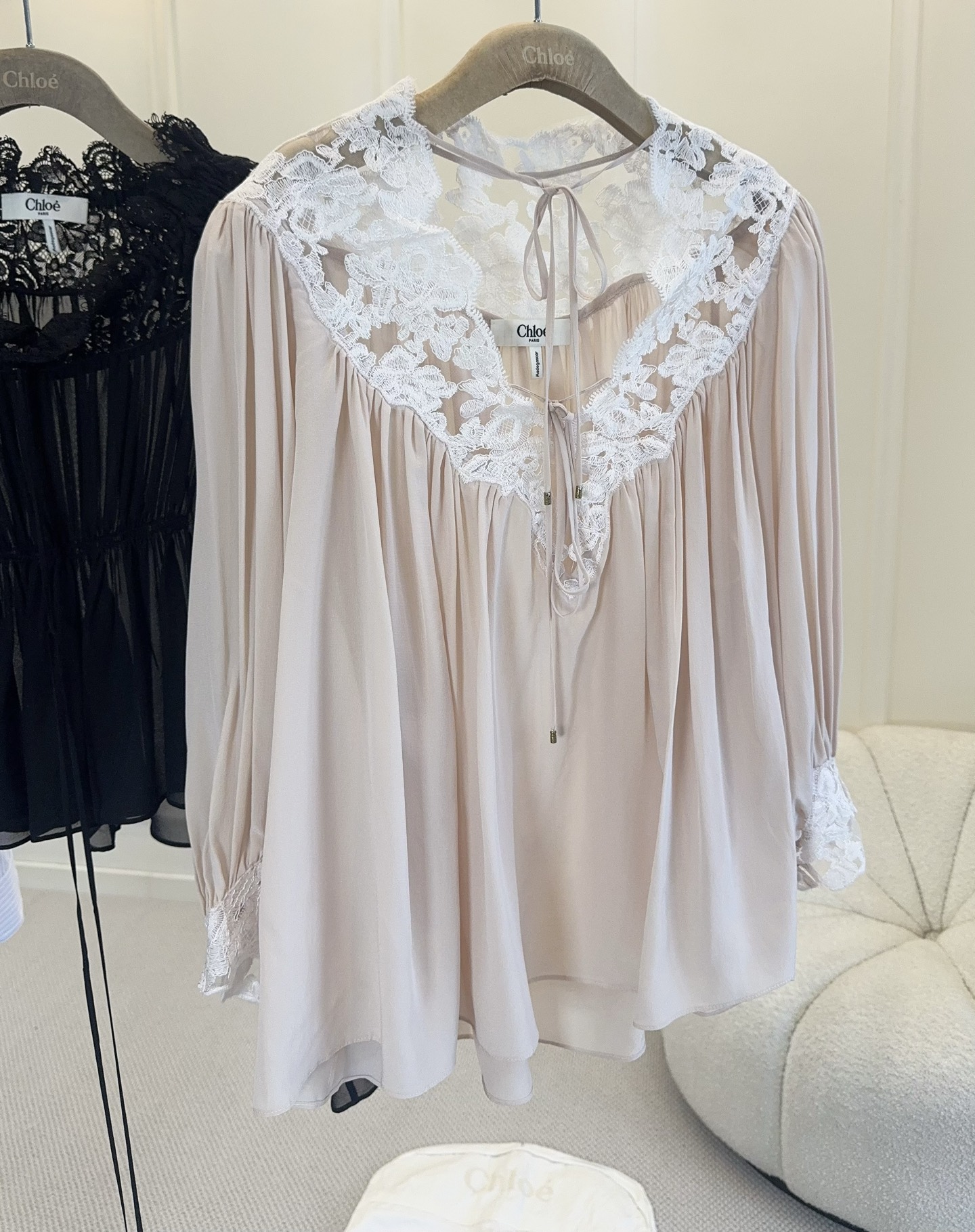 NO:827768,Chloé2026xink lace splicing silk shirt, original custom-dyed soft mist pink mulberry silk, light and smooth texture, full of French romantic atmosphere. V-neck lace splicing + lace design, exquisite details, lantern sleeves and cuff lace are super layered. The loose version is slim and comfortable, and you can easily create an elegant temperament whether paired with skirts or trousers.,,chloe,skirts,shirts,real silk,19860909Chloé2026xink蕾丝拼接真丝衬衫,原版定染柔雾粉色桑蚕丝,质地轻盈柔滑,法式浪漫氛围感满满.V领蕾丝拼接+系带设计,细节精致,灯笼袖和袖口蕾丝花边超有层次感.宽松版型显瘦又舒适,无论搭裙装还是裤装都能轻松打造优雅气质.,,chloe,skirts,shirts,real silk,,Women's clothing