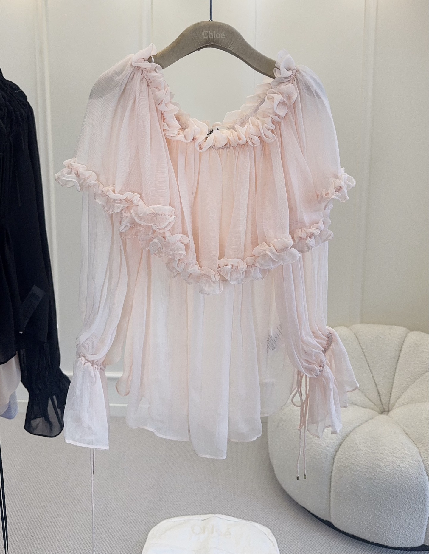 NO:827788,Chloé's 2026 new silk ruffled one-shoulder top is made of mulberry silk, which is light, breathable, and smooth to the touch. It is super comfortable to wear in summer!  Light pink + ruffles + three-dimensional flowers, full of French romantic atmosphere. Loose fit + lantern sleeves, modifying the arm lines, super friendly to the figure~ It can be easily used for dates and afternoon tea. It looks great when worn alone or with a small suspender underneath. It is gentle and fairy-like. It is a must-have item in the summer wardrobe!  ,,chloe,real silk,19860909Chloé2026新款真丝荷叶边一字肩上衣,采用桑蚕丝,轻薄透气,触感柔滑,夏天穿超舒服！浅粉色+荷叶边+立体花朵,法式浪漫氛围感拉满.宽松版型+灯笼袖,修饰手臂线条,对身材超友好～约会、下午茶都能轻松驾驭,单穿或内搭小吊带都很出彩,温柔又仙气,是夏季衣橱必备单品！,,chloe,real silk,,Women's clothing