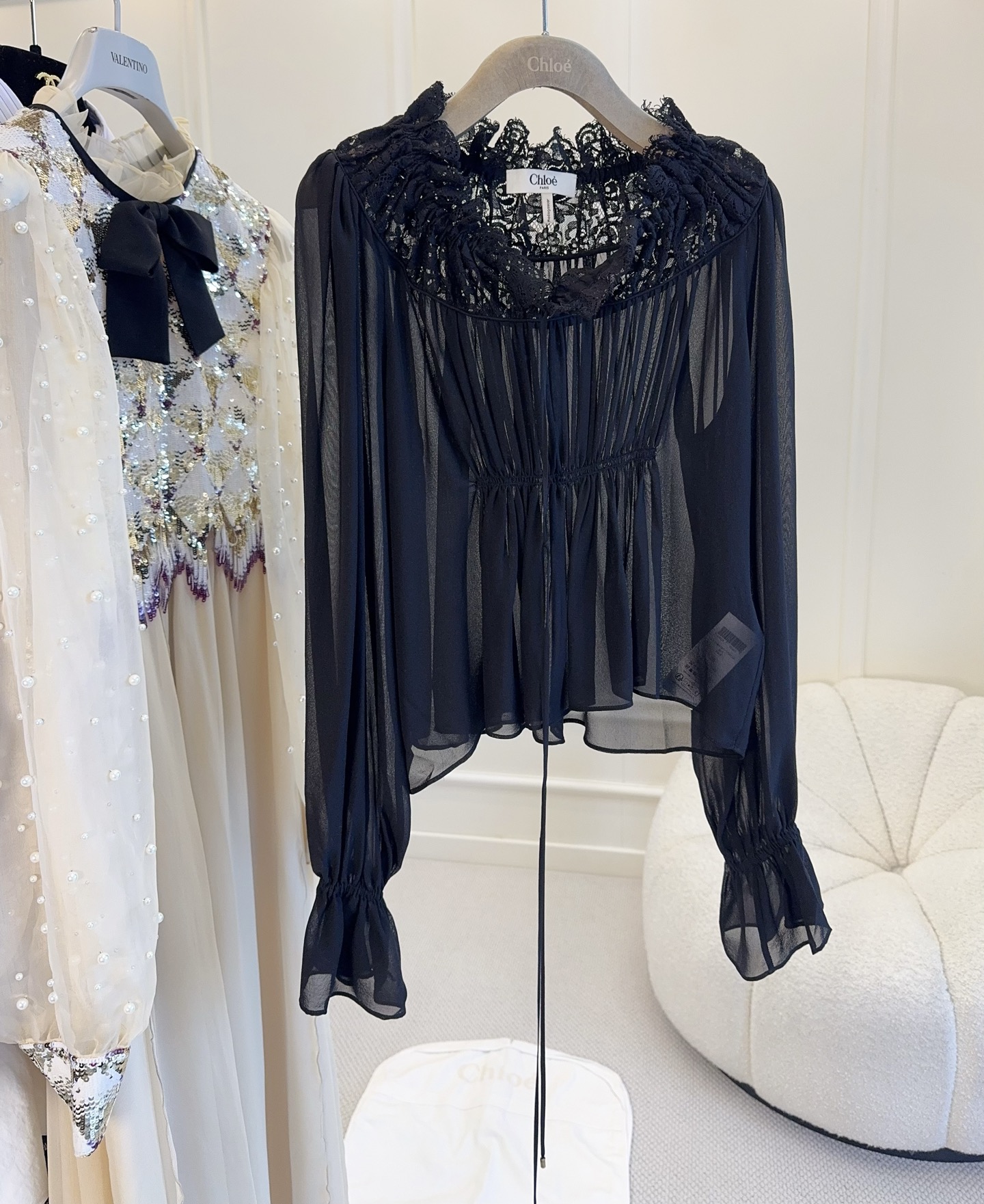 NO:830211,Chloé's 2026 new black lace spliced ​​top is made of silk spliced ​​with exquisite lace, giving it a French retro atmosphere!  The V-neck + ruffle design is soft and elegant, and the long-sleeved micro-flared cuffs are super detailed. The waist is gathered to modify the body shape, and it looks great with high-waisted skirts or trousers. It can be easily used for commuting, parties, and vacations, and it has a perfect romantic temperament!  ,,chloe,skirts,real silk,19860909Chloé2026新款黑色蕾丝拼接上衣,采用真丝拼接精致蕾丝,法式复古氛围感拉满！V领+荷叶边设计,柔美又优雅,长袖微喇叭袖口超有细节感.腰部收褶修饰身形,搭配高腰裙or裤装都很出彩,通勤、聚会、度假都能轻松驾驭,浪漫气质满分！,,chloe,skirts,real silk,,Women's clothing
