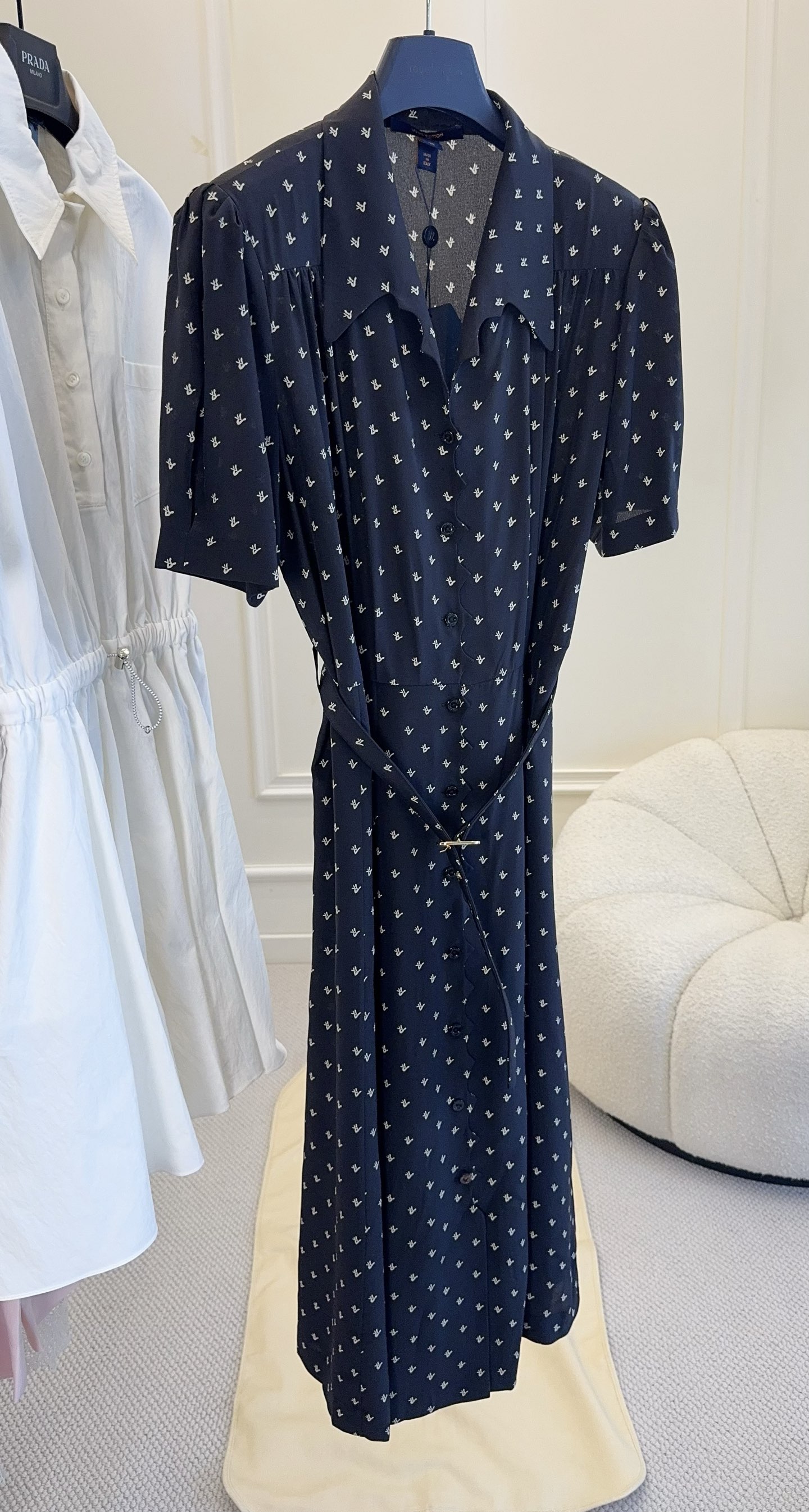NO:830220,LV2026 new printed silk dress, pure silk, black base fabric with classic presbyopia, elegant, retro and super recognizable. The short-sleeved V-neck is super elegant and super comfortable to wear in spring and summer!  The loose cut is not flattering on your figure, and it can easily create perfect curves when paired with a belt. The hem length is just right, making it easy to manage both commuting and light socializing. Pair it with simple accessories or high heels to easily get a high-end look. LV’s iconic design, a must-have for fashionistas!  ,,louis vuitton,high heels,skirts,T-shirt,real silk,19860909LV2026新款印花真丝连衣裙,真丝丝,黑色底布配经典老花,优雅复古又超有辨识度.短袖V领超显气质,春夏穿超舒服！宽松裁剪不挑身材,搭配腰带轻松打造完美曲线,裙摆长度刚好,通勤、轻社交都能轻松驾驭.搭配简约配饰或高跟鞋,轻松get高级感穿搭.LV标志性设计,时髦精必入！,,louis vuitton,high heels,skirts,T-shirt,real silk,,Women's clothing