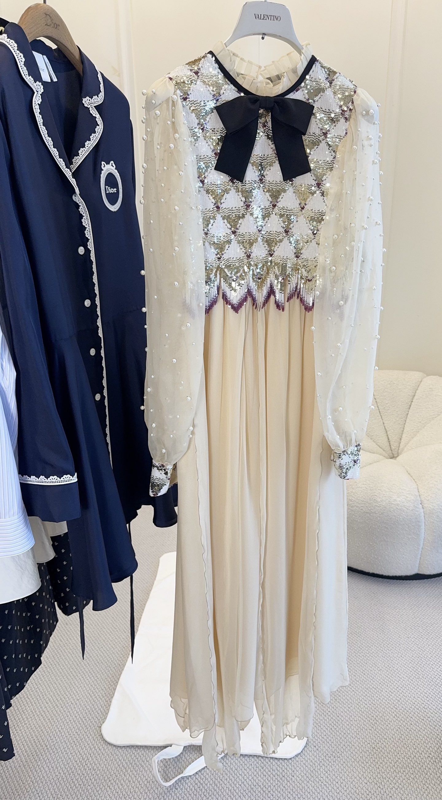 NO:830249,Valentino's 2026 new beige dress skirt is made of silk and light gauze, with exquisite sequin embroidery, and the geometric pattern is super layered!  The neckline is embellished with a black bow, which is elegant and playful. The skirt has a perfect drape and smooth tailoring, making it suitable for formal occasions such as dinners and weddings. The details are meticulous and the craftsmanship is superb. You will be the focus of the audience when you wear it!  ,,valentino,skirts,real silk,19860909Valentino2026新款米杏色礼服裙,真丝,轻薄纱质,搭配精致亮片刺绣,几何图案超有层次感！领口黑色蝴蝶结点缀,优雅又俏皮.裙摆垂坠感满分,剪裁流畅,适合晚宴、婚礼等正式场合穿着.细节控必入,工艺超赞,穿上就是全场焦点！,,valentino,skirts,real silk,,Women's clothing