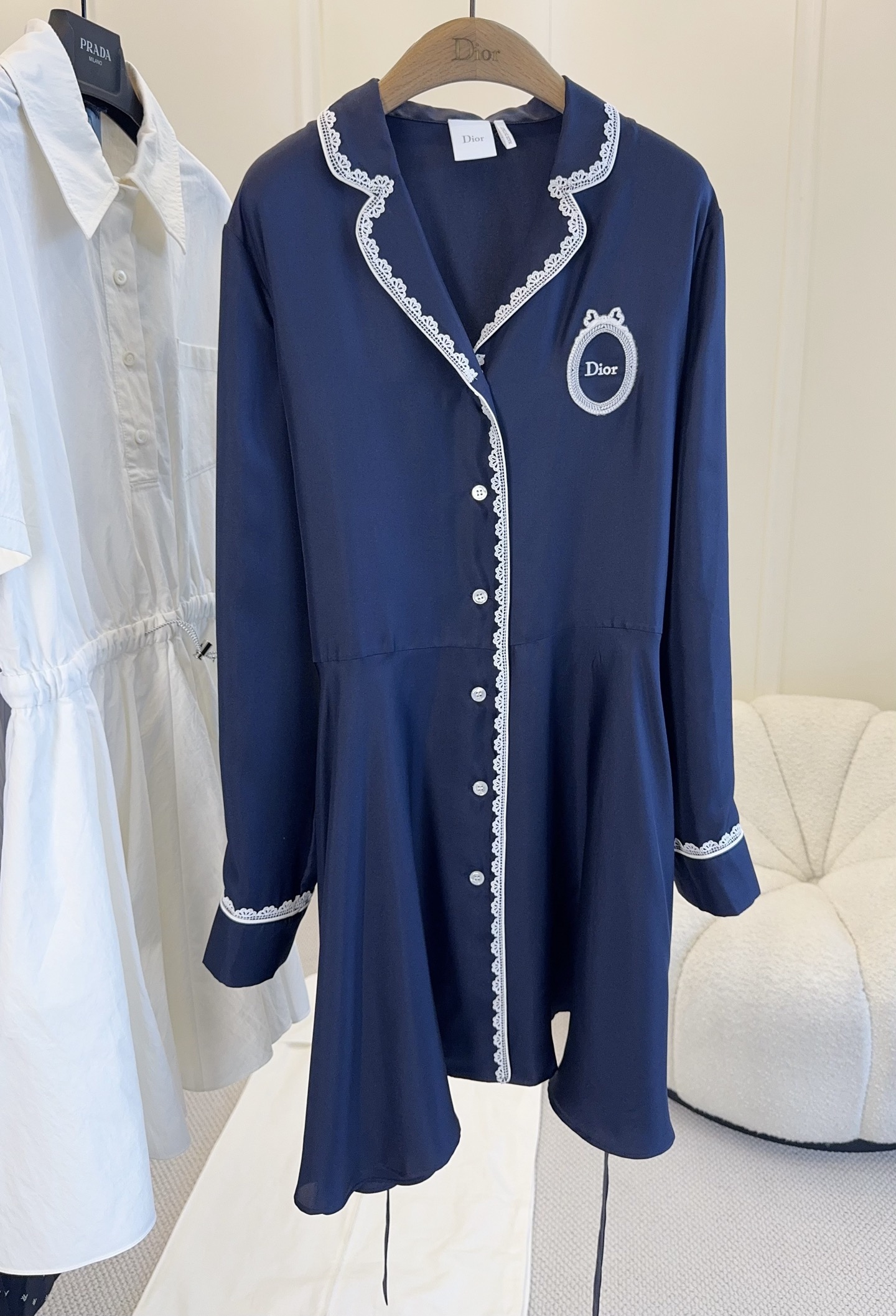 NO:830269,Dior's 2026 new royal blue shirt dress, with white silk lace trim, is full of sophistication. The Dior logo is embroidered on the chest, making it highly recognizable!  The skirt is loose, comfortable and elegant, and can be easily worn for commuting or leisure ~ Pair it with simple accessories or small leather shoes to enhance your temperament!  ,,dior,skirts,shirts,real silk,19860909Dior 2026新款宝蓝色衬衫裙,真丝白色蕾丝边,精致感满满.胸前Dior标志刺绣,品牌辨识度超高！裙摆宽松,舒适又优雅,通勤休闲都能轻松驾驭～搭配简约配饰或小皮鞋,气质直接拉满！,,dior,skirts,shirts,real silk,,Women's clothing