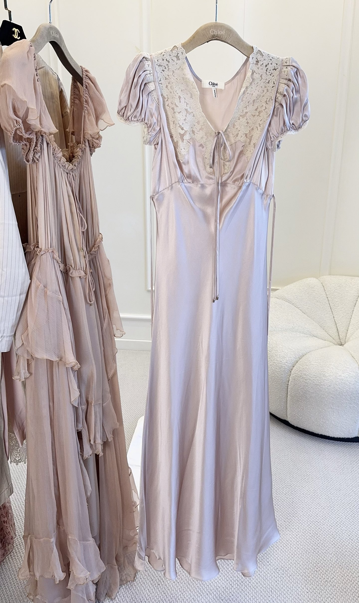 NO:831945,Chloé 2026 new satin silk and lace dress, original custom-dyed satin mulberry silk, smooth to the touch and full of luster. The neckline and shoulders are spliced ​​with lace, full of French romantic atmosphere, and the puff sleeve design has a super retro feel. The light pink color is gentle and versatile, and can be easily worn in daily life, vacations or formal occasions. The skirt has a good drape, slim fit and elegant temperament. It is an elegant piece that must be worn by girls with a mature style!  ,,chloe,skirts,real silk,19860909Chloé2026新款缎面真丝拼蕾丝连衣裙,原版定染缎面桑蚕丝,触感柔滑,光泽感满满.领口和肩部蕾丝拼接,法式浪漫氛围拉满,泡泡袖设计超有复古感.浅粉色温柔百搭,无论日常、度假还是正式场合都能轻松驾驭.裙身垂坠感好,修身显气质,轻熟风女孩必入的优雅单品！,,chloe,skirts,real silk,,Women's clothing