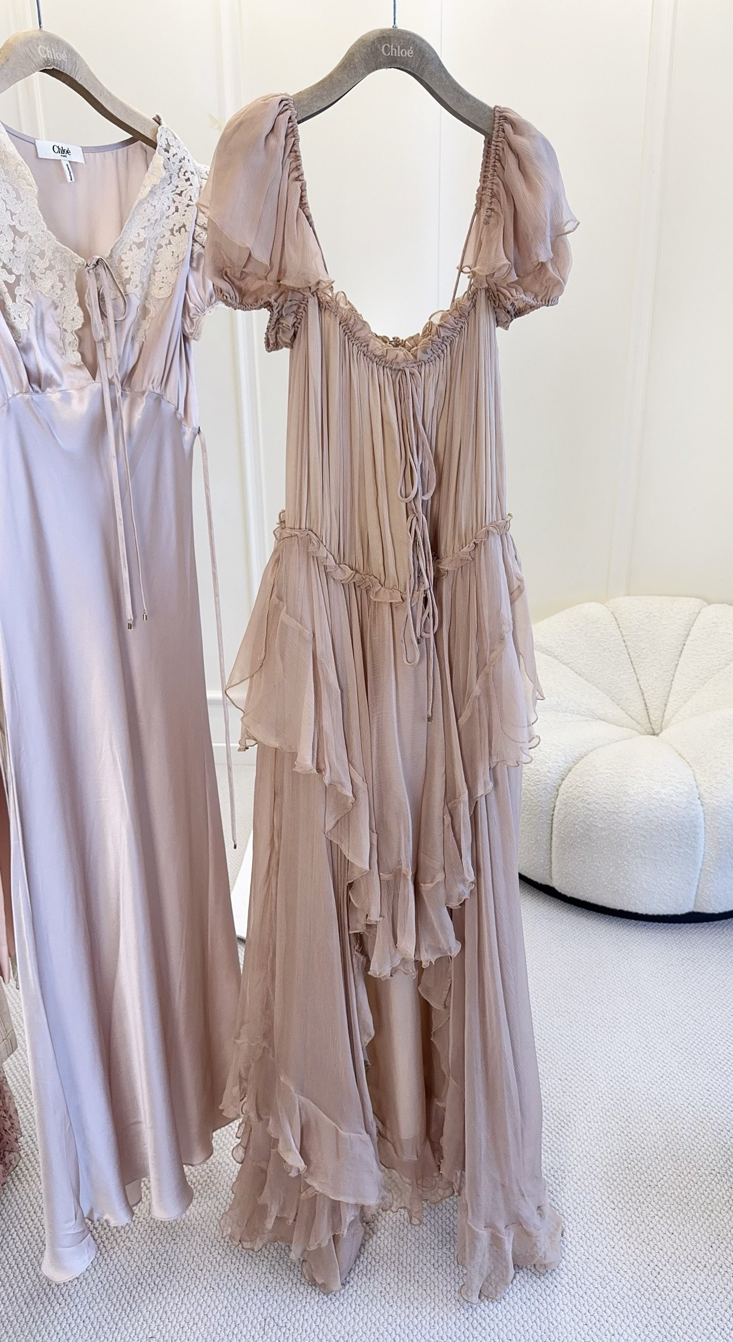 NO:831963,Chloe2926 new silk ruffle dress, soft pink color is super gentle, mulberry silk material is light and breathable, super comfortable to wear in summer!  The square collar + fungus pleats have a French romantic atmosphere and are fully adjustable with drawstrings to modify the waistline and feel comfortable. The irregularly layered ruffle skirt brings a fairy look when walking. It can be worn on vacation, weddings and daily life. It is gentle and elegant. It is a masterpiece of fairy skirts!  ,,chloe,loewe,skirts,real silk,19860909Chloe2926新款真丝荷叶边连衣裙,柔粉色调超温柔,桑蚕丝材质轻盈透气,夏天穿超舒服！方领+木耳边褶皱,法式浪漫氛围感拉满抽绳可调节,修饰腰线又自在.不规则层叠荷叶边裙摆,走路自带仙气,度假、婚礼、日常都能穿,温柔又显气质,是仙女裙代表作！,,chloe,loewe,skirts,real silk,,Women's clothing