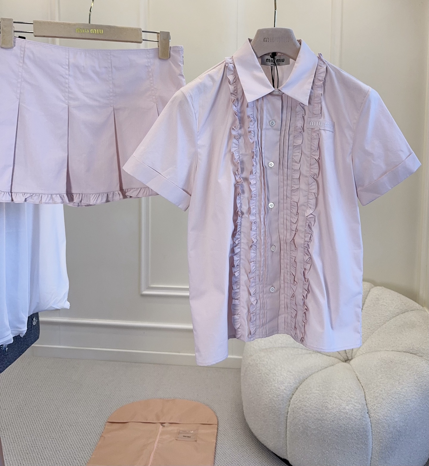 NO:831981,Shirt Skirt miumiu2026 new fungus hem shirt mini skirt, wear spring cherry blossom pink on your body, between the fungus hem and pleated skirt, hide the romance of a girl's thoughts, fungus hem shirt + ruffle skirt, full of sweet but not greasy girly feeling, the same color suit saves the worry of matching, you will look like a refined lady when you go out with one set!  ,,miumiu,skirts,shirts,19860909衬衫 半裙miumiu2026新款木耳边衬衫mini半裙,把春日樱花粉穿在身上,木耳边与百褶裙摆间,藏着少女心事的浪漫,木耳边衬衫+荷叶边短裙,甜而不腻的少女感拉满,同色系套装省去搭配烦恼,一套出门就是精致大小姐！,,miumiu,skirts,shirts,,Women's clothing