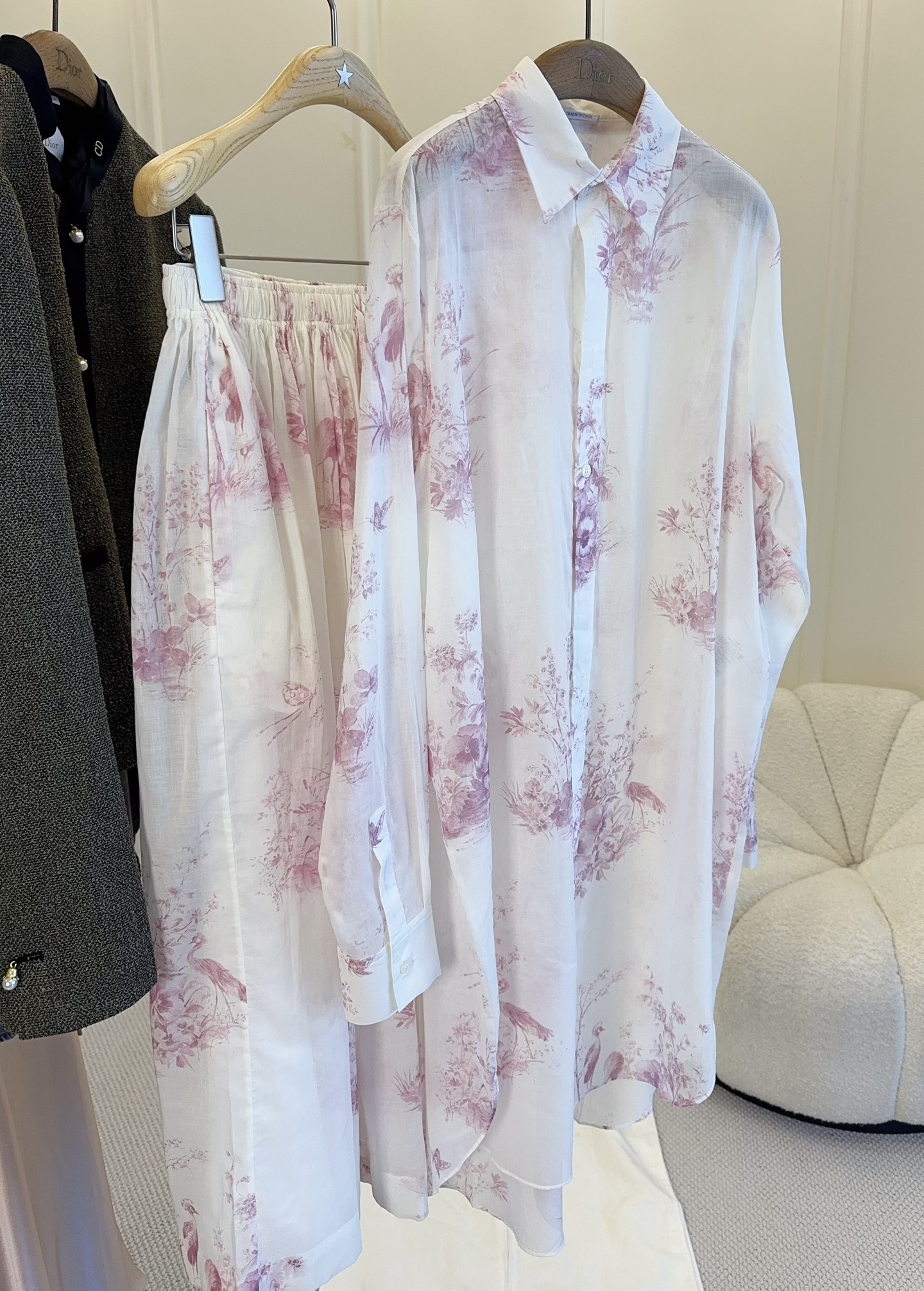 NO:832002,Shirt Skirt Dior 2026 new floral shirt pleated skirt, light and thin cotton fabric, breathable and comfortable, perfect for spring and summer!  The white bottom with pink flowers is full of romantic and literary atmosphere. The mid-length style + loose tailoring is super friendly to the figure and can be worn easily to create a lazy and casual style. Paired with an elastic waist pleated skirt, it can be easily controlled for daily commuting, dating, and vacations. The outfit is full of holiday style!  ,,dior,skirts,shirts,19860909衬衫 半裙Dior 2026新款碎花衬衫百褶半裙,轻薄棉质面料,透气舒适,春夏穿超合适！白色底配粉色花卉,浪漫文艺氛围感满满.中长款+宽松剪裁,对身材超友好,轻松穿出慵懒随性风.搭配松紧腰百褶半裙,日常通勤、约会、度假都能轻松驾驭,一套搭配度假风满满！,,dior,skirts,shirts,,Women's clothing
