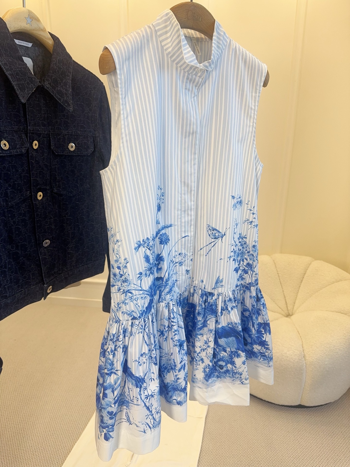 NO:833071,Dior 2026 new blue and white porcelain dress, the blue and white color scheme is inspired by Chinese blue and white porcelain, full of oriental charm. Sleeveless shirt-style tailoring + stripes and floral prints, full of layering. Light and breathable fabric, super comfortable to wear in summer!  The skirt is slightly puffy, elegant and playful!  ,,dior,skirts,shirts,19860909Dior 2026新款青花瓷连衣裙,蓝白配色灵感源自中国青花瓷,东方韵味满满.无袖衬衫式剪裁+条纹与花卉印花,层次感十足.轻薄透气面料,夏天穿超舒服！裙摆微蓬,优雅又俏皮！,,dior,skirts,shirts,,Women's clothing
