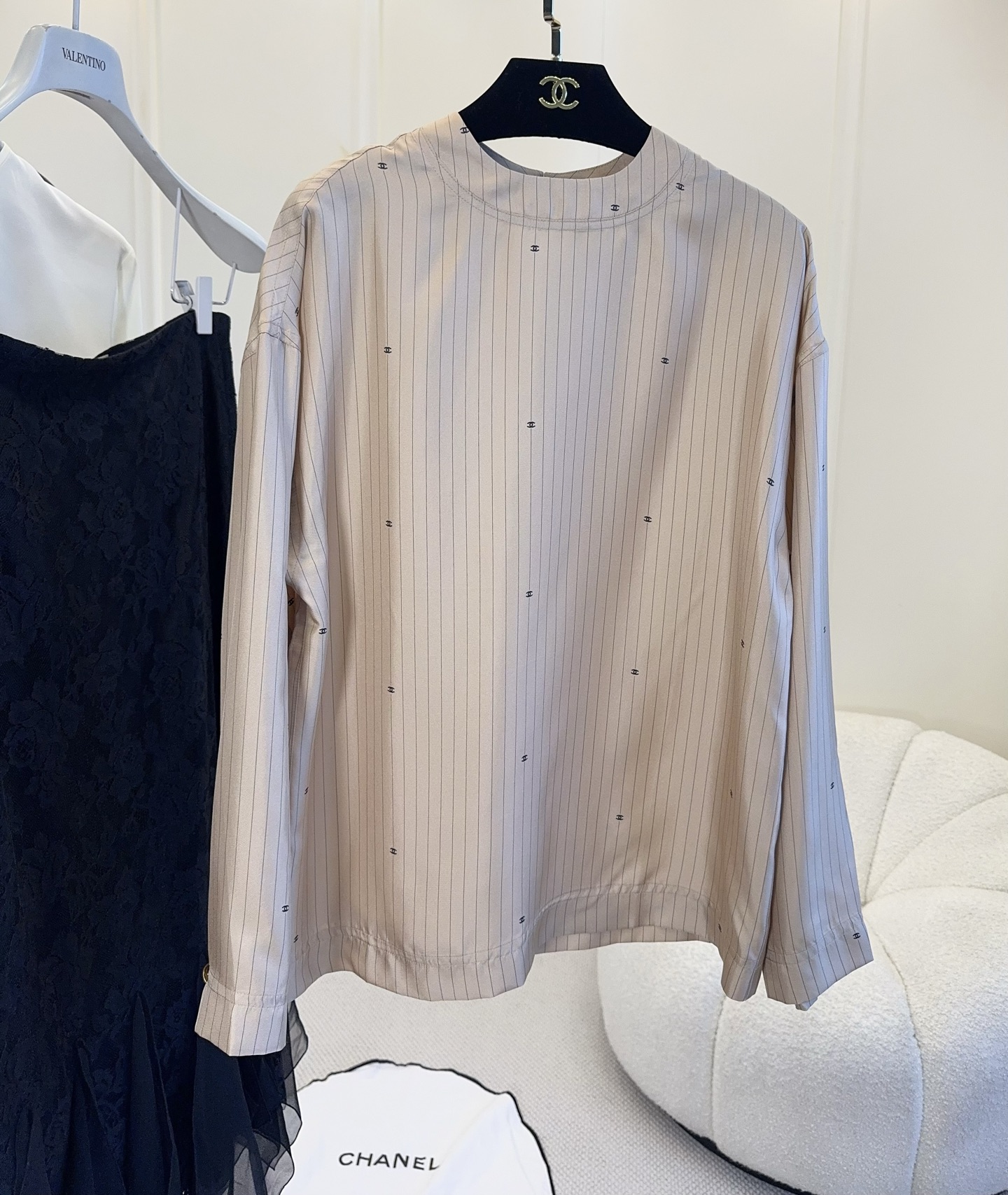 NO:833030,Chanel 2026 new champagne silk shirt, silk, silky and delicate, embellished with small logos, simple and detailed. The golden buttons are super recognizable, loose fit, comfortable and fashionable, and can be easily worn in daily or light formal occasions. Paired with jeans or skirts, it is casual and textured, and you can easily get a high-end look!  ,,chanel,skirts,jeans,shirts,real silk,19860909Chanel 2026新款香槟色真丝衬衫,真丝,丝滑细腻,点缀小logo,简约又有细节感.金色纽扣超有辨识度,宽松版型,舒适又时髦,日常或轻正式场合都能轻松驾驭.搭配牛仔裤或半裙,随性又有质感,轻松get高级感穿搭！,,chanel,skirts,jeans,shirts,real silk,,Women's clothing