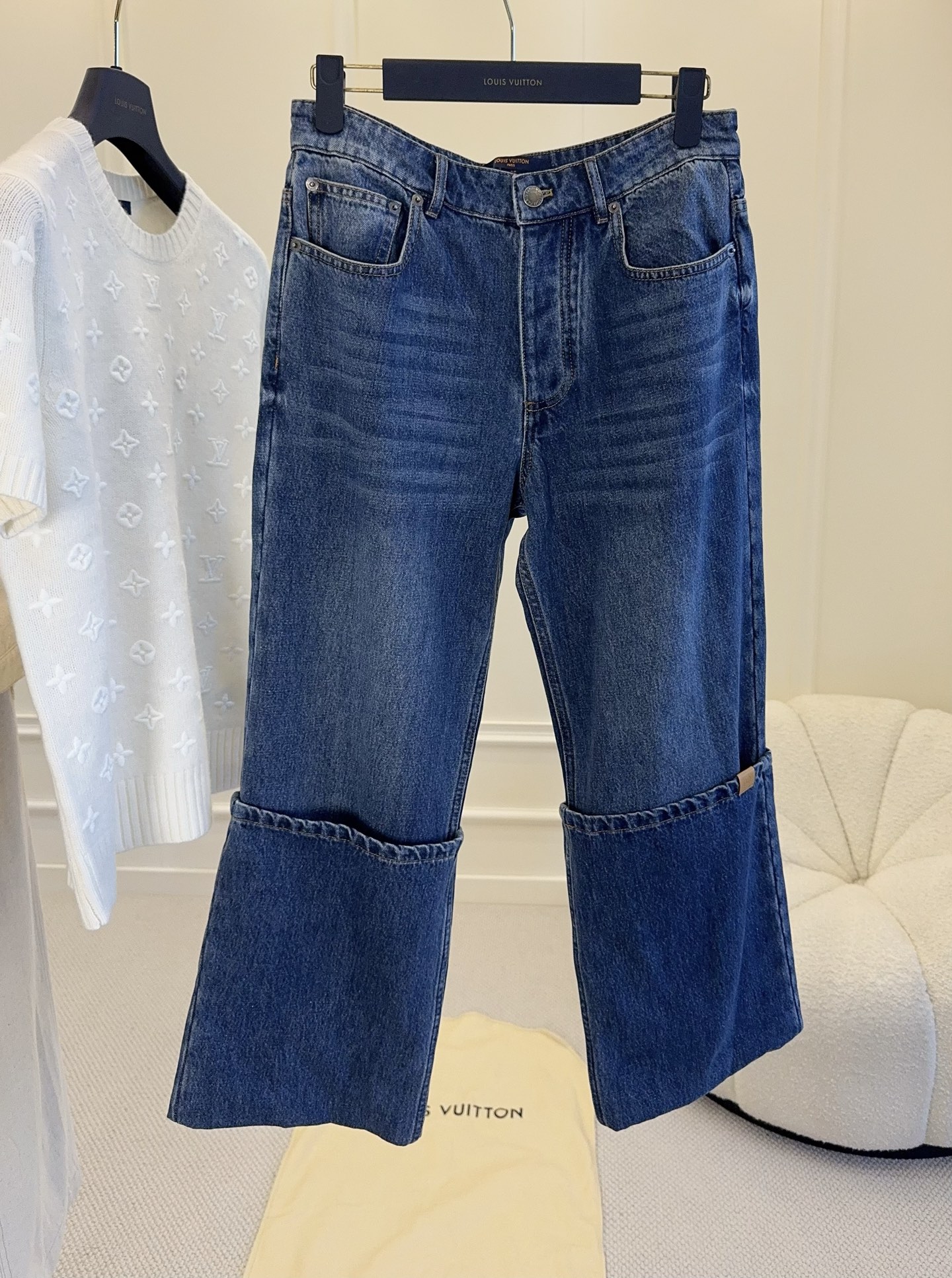 NO:833047,LV 2026 new spliced ​​straight jeans, dark blue washed denim, the splicing details on the trouser legs are super design!  The loose fit makes your legs slimmer and flatters your legs. It is friendly to pear-shaped figures and can be easily managed by fat girls. It can be worn for daily commuting and leisure. Pair it with a bright-colored top or classic presbyopic accessories to make it look fashionable!  The LV Keira series focuses on comfort and fashion. It is a must-have and versatile item for the wardrobe, and can easily create a variety of looks.,,louis vuitton,jeans,19860909LV 2026新款拼接直筒牛仔裤,深蓝水洗牛仔布,裤脚拼接细节超有设计感！宽松版型显瘦又修饰腿型,梨型身材友好,微胖姐妹也能轻松驾驭.日常通勤、休闲都能穿,搭配亮色上衣或经典老花配饰,时髦感直接拉满！LV Keira系列主打舒适与时尚,是衣橱必备百搭单品,轻松打造多种风格look.,,louis vuitton,jeans,,Women's clothing