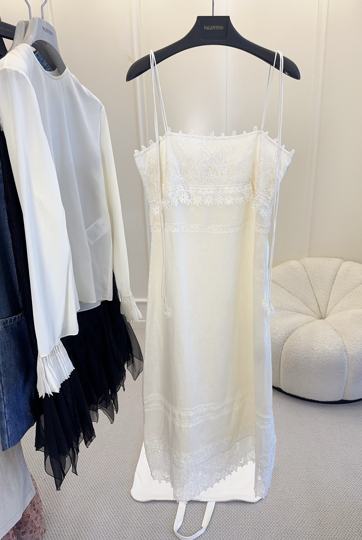 NO:833065,Valentino2026 new linen embroidered suspender dress, customized linen blend, light and breathable, super comfortable to wear in summer!  Exquisite lace splicing + suspender design is elegant and romantic, and the skirt is full of layers. It is perfect for vacations, beach photos or daily wear!  ,,valentino,skirts,19860909Valentino2026新款亚麻刺绣吊带连衣裙,定制亚麻混纺,轻盈透气,夏天穿超舒服！精致蕾丝拼接+吊带设计,优雅又浪漫,裙摆层次感满满,度假、海边拍照或日常穿搭都很出片！,,valentino,skirts,,Women's clothing