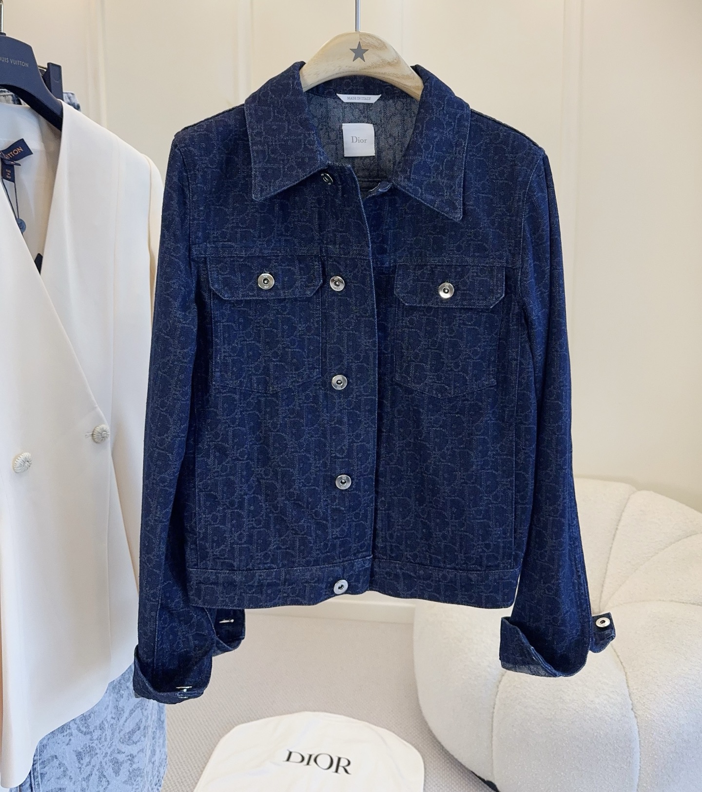 NO:833763,Dior's 2026 new Oblique jacquard denim jacket has a classic presbyopic dark pattern design, which is low-key and recognizable. The short cut + neat shoulder line optimizes the body proportions and makes you appear tall and straight. The fabric is soft and stylish, comfortable and not stiff to wear, and is suitable for daily commuting or leisure. The folded cuffs and metal button details are full of sophistication. Pair it with casual pants or skirts to easily get a high-end fashion sense!  ,,dior,skirts,jackets & coats,19860909Dior 2026新款Oblique提花牛仔外套,经典老花暗纹设计,低调又有辨识度.短款剪裁+利落肩线,优化身材比例,显挺拔.面料柔软有型,穿着舒适不板硬,日常通勤或休闲都很适合.翻折袖口和金属纽扣细节,精致感满满,随便搭配休闲裤或裙装,轻松get高级时髦感！,,dior,skirts,jackets & coats,,Women's clothing
