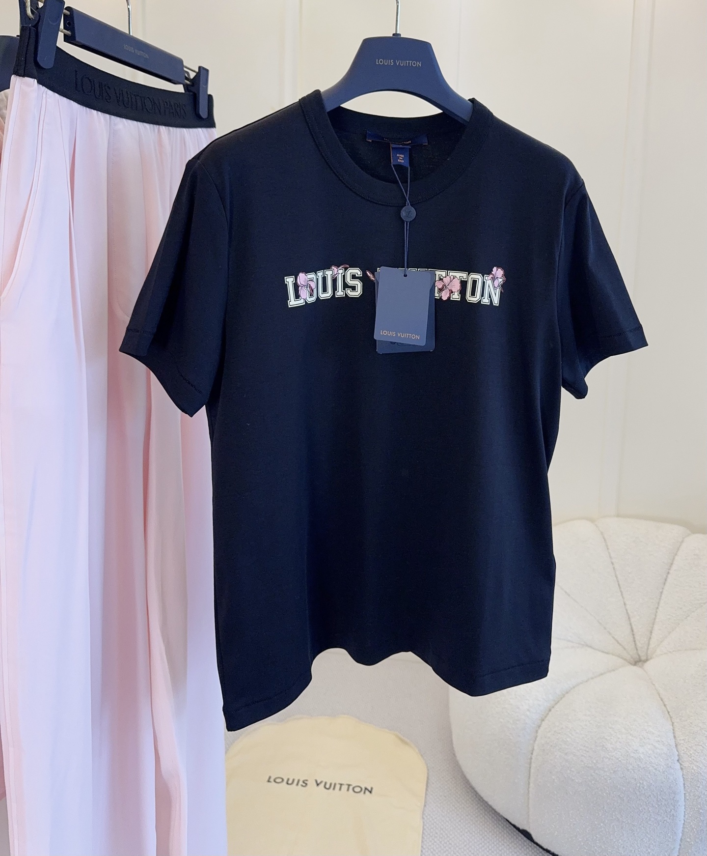 NO:833811,LV 2026 new Flight Mode series short-sleeved T-shirt, made of pure cotton, with brand letters on the chest matched with pink flowers, highly recognizable. Loose round neck design, comfortable to wear, suitable for daily leisure or vacation. The Flight Mode series is inspired by travel and freedom, with floral elements adding a feminine touch. It goes well with jeans or casual pants in spring and summer. It is high-end fashion and practical, and is one of LV's classic items.,,louis vuitton,jeans,T-shirt,tees,t-shirt,19860909LV 2026新款Flight Mode系列短袖T恤,纯棉面料,胸前品牌字母搭配粉色花卉,辨识度超高.宽松圆领设计,穿着舒适,日常休闲或度假都很适合.Flight Mode系列灵感源自旅行与自由,花卉元素增添柔美气息,春夏季节搭配牛仔裤或休闲裤都很出彩.高端时尚与实用性兼具,是LV经典单品之一.,,louis vuitton,jeans,T-shirt,tees，t-shirt,,Women's clothing