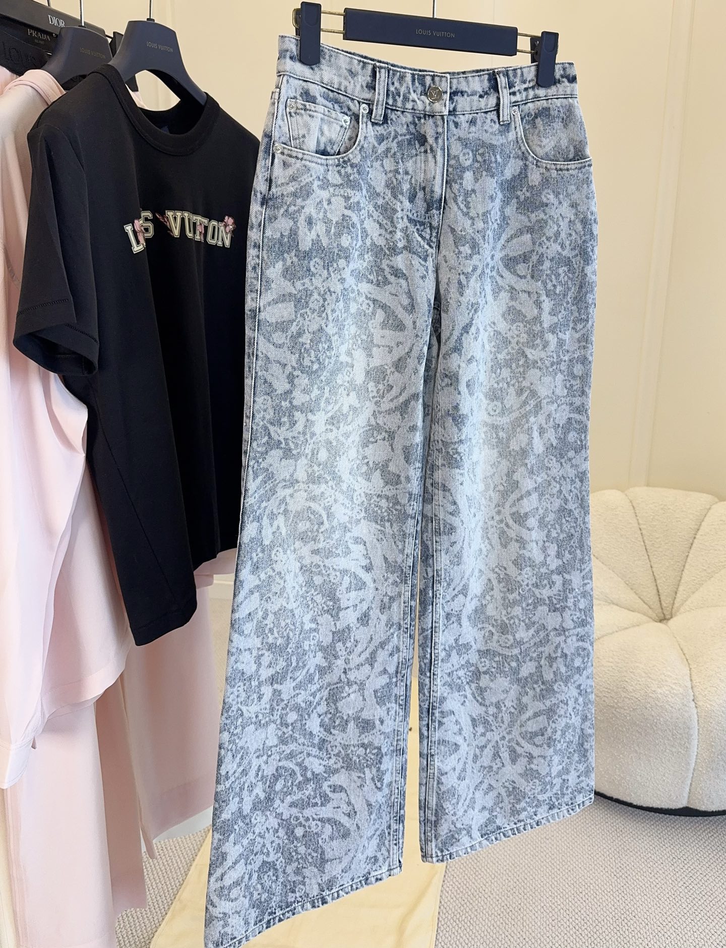 NO:833796,LV2026 new laser-printed denim wide-leg pants, which coexist with retro and luxury, light blue washed denim + laser printing, full of brand sense. The wide-leg design makes the legs longer and flatters the figure. It can be easily worn in daily life or on vacation. It looks great when paired with a simple top ~ fashionable and practical, it is a popular item in LV's early spring series!  ,,louis vuitton,19860909LV2026新款激光印花牛仔阔腿裤,复古与奢华感并存,浅蓝水洗牛仔布+激光印花,品牌感满满.阔腿设计,显腿长又修饰身材,日常或度假都能轻松驾驭,搭配简约上衣就很出彩～时髦又实用,是LV早春系列热门单品！,,louis vuitton,,Women's clothing