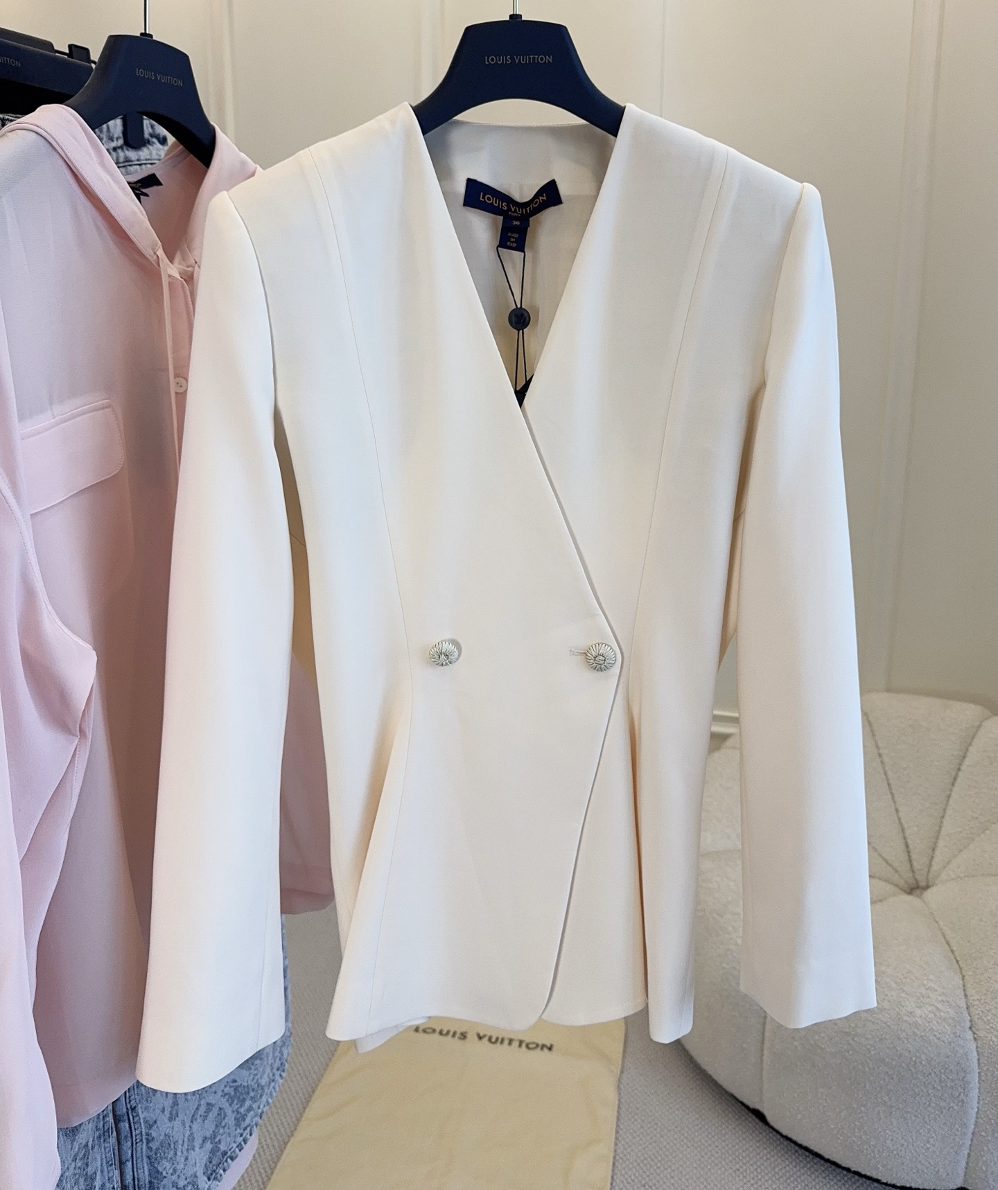 NO:833773,LV2026 new white double-button silk suit jacket, heavy silk, neat cut, smooth lines, double-breasted + round button design is very recognizable. White color, elegant and versatile, can be easily used in commuting, business and formal occasions. The fabric is crisp and comfortable to wear, and it looks great when paired with skirts and trousers, and it is easy to carry a smart temperament!  ,,louis vuitton,skirts,jackets & coats,business suit,real silk,19860909LV2026新款白色双扣真丝西装外套,重磅真丝,剪裁利落,线条流畅,双排扣+圆形纽扣设计超有辨识度.白色调,优雅又百搭,通勤、商务、正式场合都能轻松驾驭.面料挺括穿着舒适,搭配半裙 裤子都很出彩,干练气质轻松拿捏！,,louis vuitton,skirts,jackets & coats,business suit,real silk,,Women's clothing