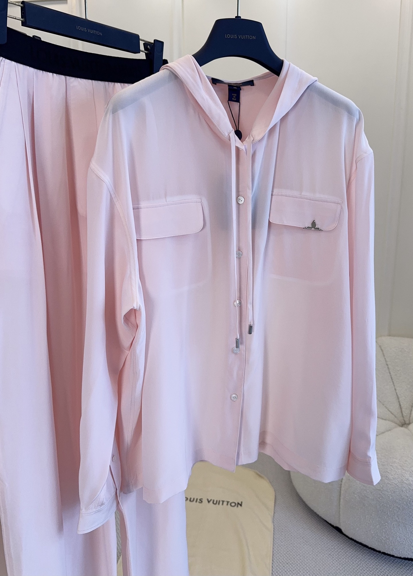 NO:833789,Shirt Trousers LV2026 new silk pink hooded shirt trousers, real silk, hooded + drawstring design, casual and stylish, double pockets on the chest are practical and good-looking. The light pink color is gentle and white, easy to control for commuting and outdoor use. Paired with right-angle leggings trousers, jacquard lettering on the waist, full of sophistication~ It is easy to get a high-end look with one set!  ,,louis vuitton,shirts,real silk,hats,19860909衬衫 长裤 LV2026新款真丝粉色连帽衬衫长裤,真丝,连帽+抽绳设计,休闲又有型,胸前双口袋实用又好看.浅粉色温柔显白,通勤、户外都能轻松驾驭,搭配直角束腿长裤,腰部字母提花,精致感拉满～一套搭配轻松get高级感穿搭！,,louis vuitton,shirts,real silk,hats,,Women's clothing