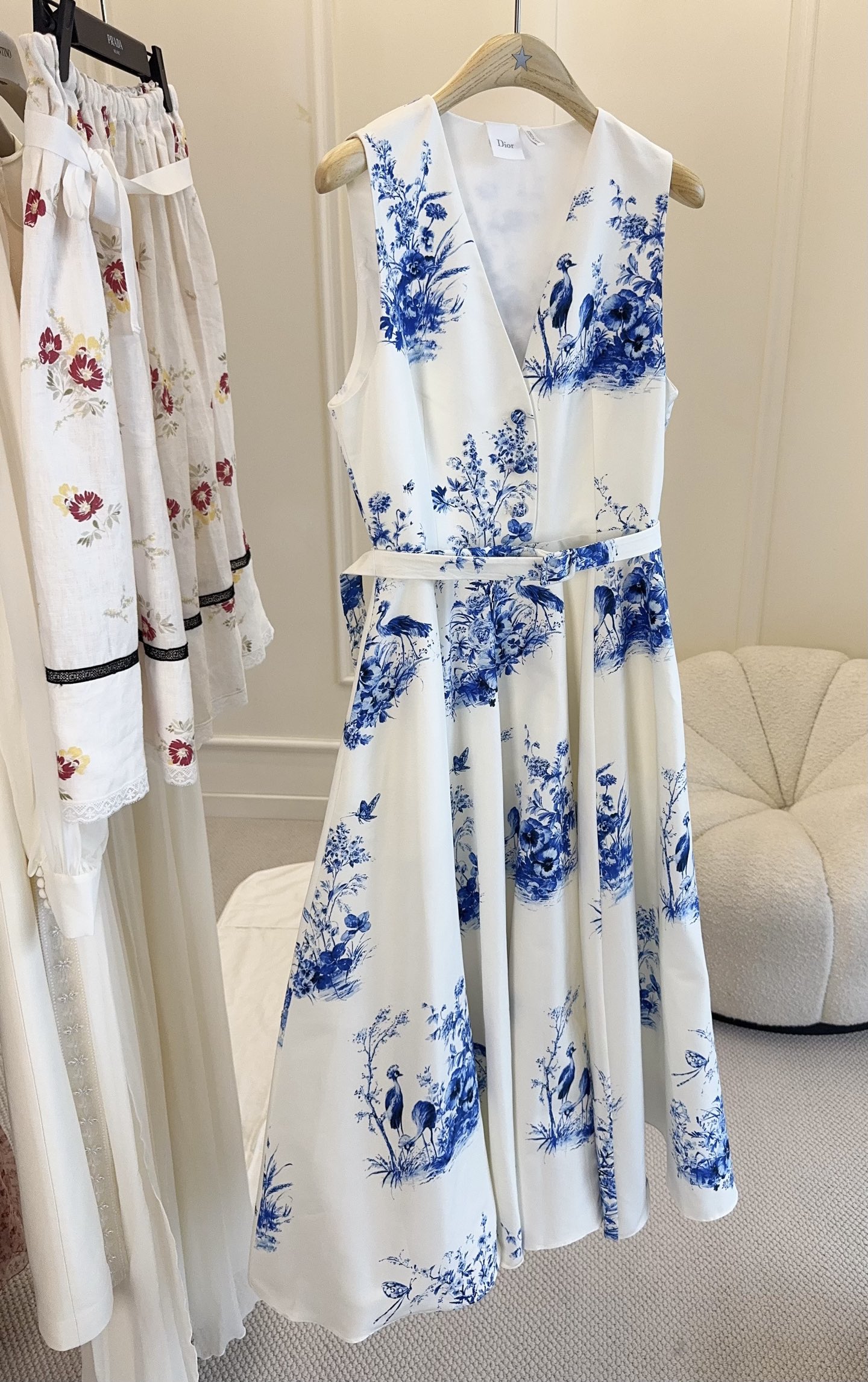 NO:835018,Dior 2026 new blue and white porcelain dress, customized silk cotton printing, crisp and textured, white background blue flower printing inspired by oriental blue and white porcelain, sleeveless V-neck + same color belt, modify the figure, full of elegance!  The floral and butterfly patterns are exquisite and can be easily worn in daily or formal occasions. Paired with sandals or handbags, it will look more sophisticated ~,, dior, sandals, skirts,19860909Dior 2026新款青花瓷连衣裙,定制丝绵印花,挺括有质感,白底蓝花印花灵感源自东方青花瓷,无袖V领+同色腰带,修饰身形,优雅气质拉满！花卉与蝴蝶图案精致,日常或正式场合都能轻松驾驭,搭配凉鞋或手提包更显高级感～,,dior,sandals,skirts,,Women's clothing