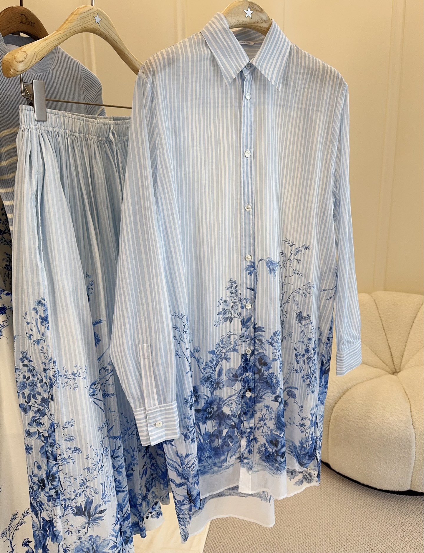 NO:834342,Dior 2026 new blue and white porcelain printed shirt dress, the blue and white color scheme is inspired by Chinese blue and white porcelain, cool and elegant. Made of light and thin cotton fabric, it is comfortable and breathable to wear, elegant and flexible, and full of artistic sense. It can be easily managed for daily commuting or vacation, and it looks more advanced when paired with simple accessories. Dior's iconic details, both quality and design, a must-have for fashion!  ,,dior,skirts,shirts,19860909Dior 2026新款青花瓷印花衬衫裙,蓝白配色灵感源自中国青花瓷,清冷优雅.轻薄棉质面料,穿着舒适透气,飘逸灵动,艺术感满满.日常通勤或度假都能轻松驾驭,搭配简约配饰更显高级感.Dior标志性细节,品质与设计感兼具,时髦精必入！,,dior,skirts,shirts,,Women's clothing