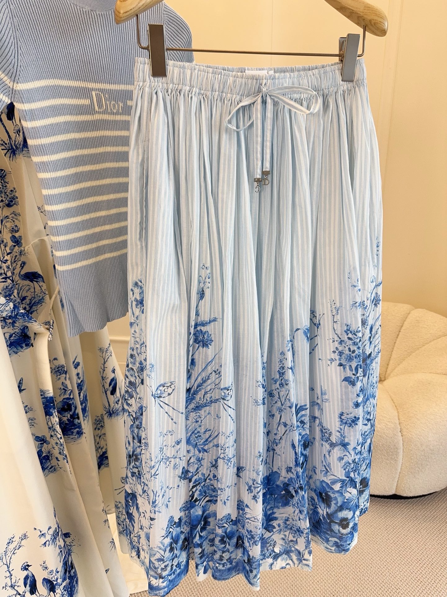 NO:834334,Dior's 2026 new blue and white porcelain printed pleated skirt, the blue and white gradient design is inspired by blue and white porcelain, full of oriental charm. Lightweight fabric + pleated tailoring, elegant and flexible, skirt printing details are exquisite, full of artistic sense. The elastic design at the waist is comfortable and flattering, and can be easily worn in daily life or special occasions. Pair it with a sweater or simple top from the same series, and you can easily get a cool and elegant temperament!  ,,dior,skirts,19860909Dior 2026新款青花瓷印花百褶裙,蓝白渐变设计灵感源自青花瓷,东方韵味满满.轻薄面料+百褶剪裁,飘逸灵动,裙摆印花细节精致,艺术感十足.腰部松紧设计,舒适又显身材,日常或特殊场合都能轻松驾驭.搭配同系列针织衫或简约上衣,清冷优雅气质轻松get！,,dior,skirts,,Women's clothing