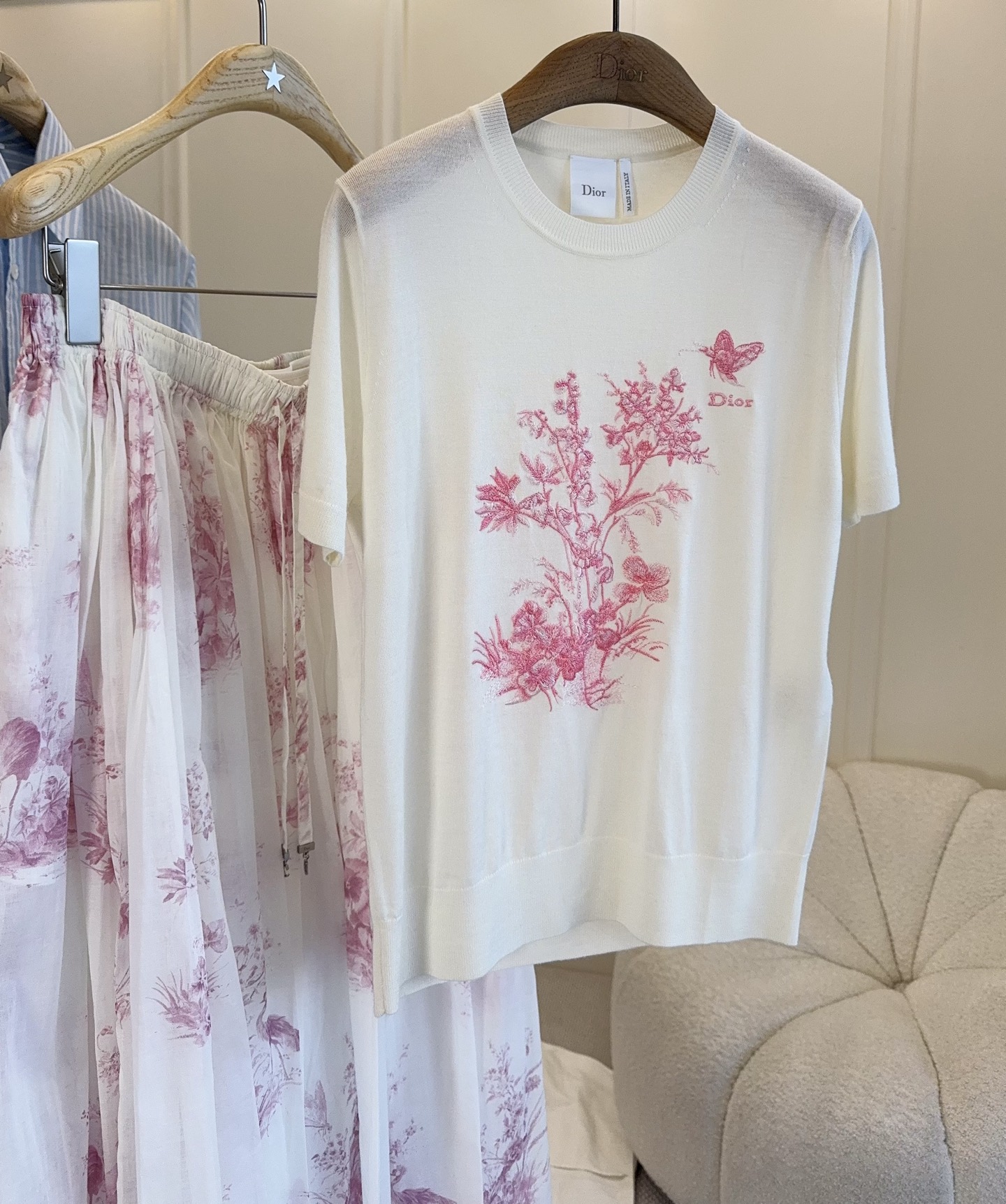 NO:834318,Dior 2026 new embroidered short-sleeved sweater, wool and silk blend, soft and comfortable, pink floral embroidery + butterfly pattern on the front, French elegance. The round neck design is simple and elegant, perfect for spring and summer!  Pair it with a printed skirt or light-colored trousers from the same series, and you can easily get a gentle and high-end feel~ It can be easily used for daily commuting and dating, practical and fashionable.,,dior,skirts,T-shirt,real silk,19860909Dior 2026新款刺绣短袖针织衫,羊毛与真丝混纺,柔软舒适,正面粉色花卉刺绣+蝴蝶图案,法式优雅满分.圆领设计简约大方,春夏季节超适合！搭配同系列印花裙或浅色裤装,轻松get温柔高级感～日常通勤、约会都能轻松驾驭,实用又时髦.,,dior,skirts,T-shirt,real silk,,Women's clothing