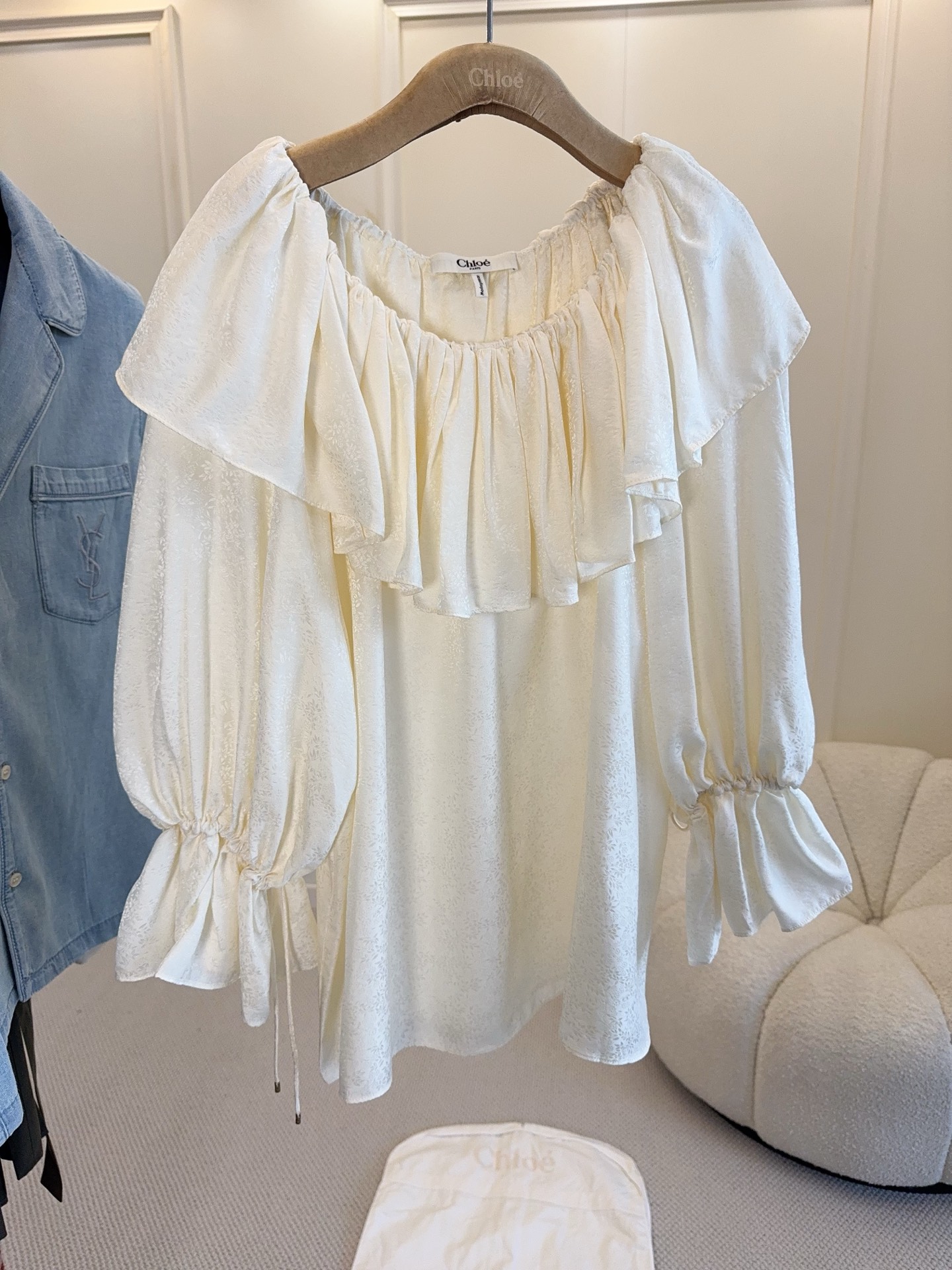 NO:834303,Chloe2026 new silk jacquard word collar top, 22mm silk jacquard, full of French romantic atmosphere!  The ruffle design is rich in layers and the cuffs are slightly flared, making it soft and elegant. Pair it with high-waisted jeans or a fishtail skirt to easily modify your waistline. It is suitable for daily outings, dates, and vacations ~ gentle and feminine, it is a must-have and versatile item in the wardrobe!  ,,chloe,loewe,skirts,jeans,real silk,19860909Chloe2026新款真丝提花一字领上衣,22姆米真丝提花,法式浪漫氛围感满满！荷叶边设计层次丰富,袖口微喇叭,柔美又显气质.搭配高腰牛仔裤或鱼尾裙,轻松修饰腰线,日常出街、约会、度假都很适合～温柔又不失女人味,是衣橱必备百搭单品！,,chloe,loewe,skirts,jeans,real silk,,Women's clothing