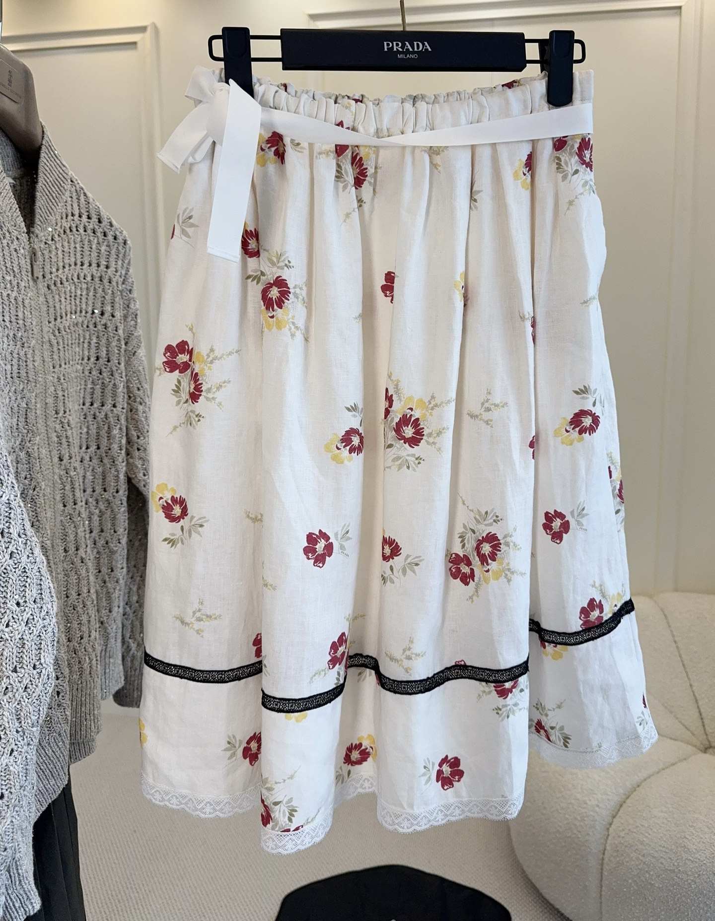 NO:835000,Prada2026 new floral skirt, made of white linen, light and breathable, super comfortable to wear in spring and summer!  The red and yellow floral pattern + black lace is romantic and feminine. The skirt is full of layers, which makes it great for daily outings, vacations, and photo shoots. Pair it with a small vest to easily get a lazy and exquisite holiday style. It is practical and fashionable, and the texture is perfect!  ,,prada,skirts,19860909Prada2026新款碎花半裙,白色亚麻材质,轻盈透气,春夏穿超舒服！红黄花卉图案+黑色蕾丝花边,浪漫又柔美.裙摆层次感满满,日常出街、度假、拍照都很出片,搭配小背心轻松get慵懒精致度假风,实用又时髦,质感满分！,,prada,skirts,,Women's clothing