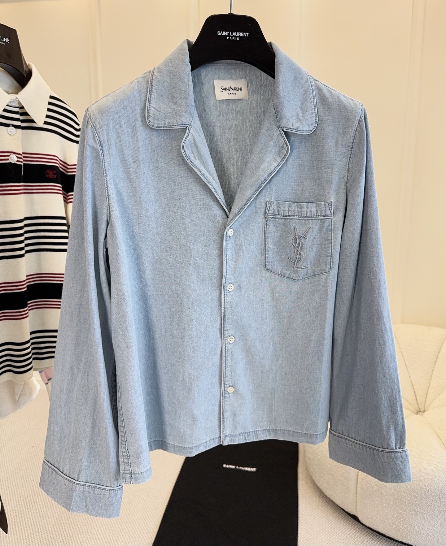 NO:834991,Saint Laurent 2026 new denim shirt, light blue washed fabric, cotton and linen blend, light and breathable, perfect for spring and summer!  Loose fit + lapel design, the YSL embroidery on the chest is very recognizable. It has a French lazy style, which can be worn alone or layered. It can be easily worn for commuting and leisure ~ Pair it with light-colored trousers or skirts to create a fresh atmosphere!  ,,saint laurent,saint laurent,skirts,shirts,19860909圣罗兰2026新款牛仔衬衫,浅蓝水洗面料,棉麻混纺,轻薄透气超适合春夏！宽松版型+翻领设计,胸前YSL刺绣超有辨识度.法式慵懒风,单穿or叠搭都OK,通勤休闲都能轻松驾驭～搭配浅色裤装或裙装,清新氛围感直接拉满！,,saint laurent,saint laurent,skirts,shirts,,Women's clothing