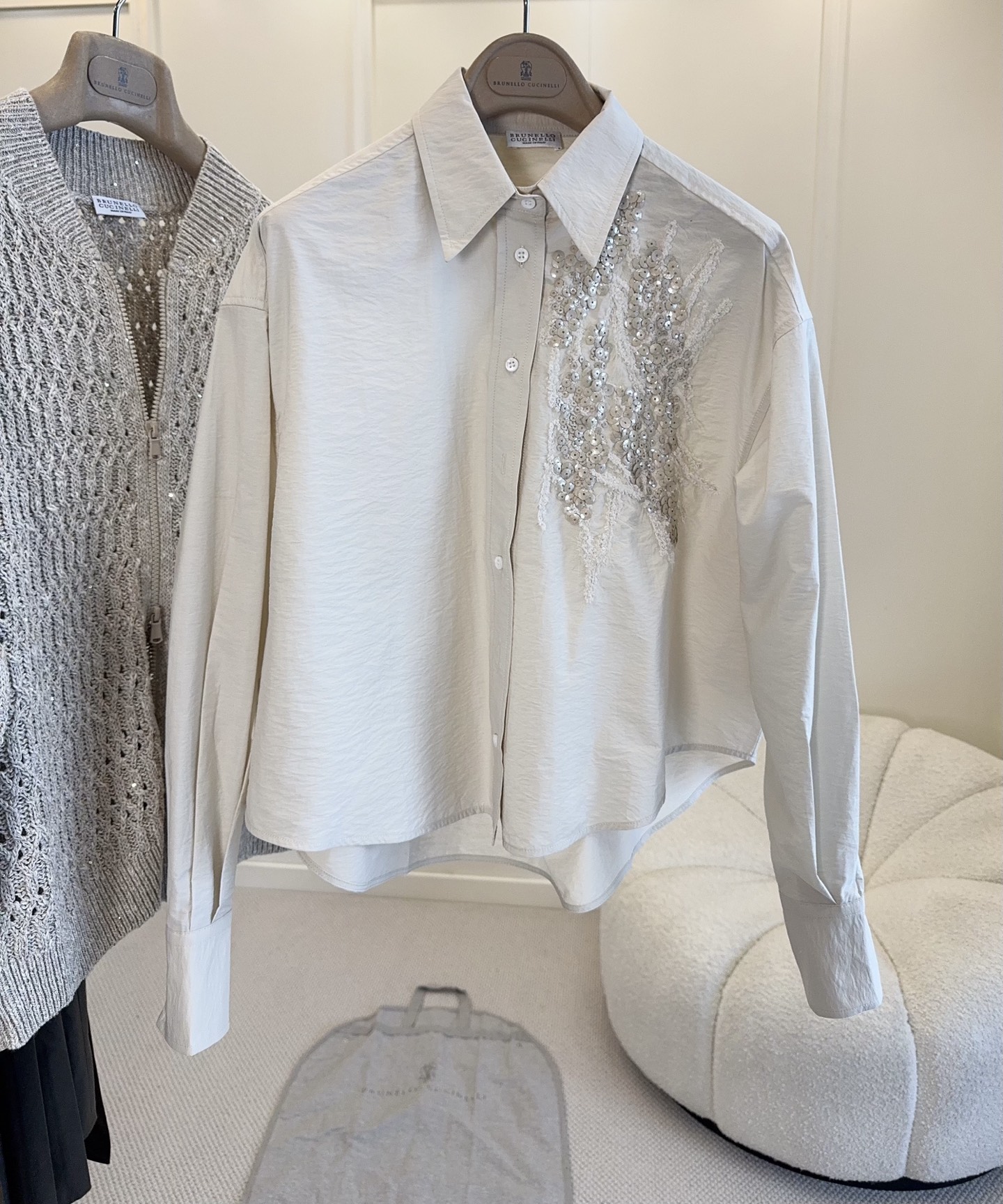 NO:835027,Brunello Cucinelli's 2026 new beaded embroidered shirt is made of light beige cotton blended fabric, soft and breathable, and super comfortable to wear in spring and summer ~ The beaded embroidery is exquisite and three-dimensional, low-key and luxurious, with perfect details. The classic lapel is simple and elegant, and can be easily worn in daily commuting. It goes well with jeans, skirts or trousers, and you can easily create a high-end old money style!  ,,brunello cucinelli,skirts,jeans,shirts,19860909Brunello Cucinelli2026新款钉珠刺绣衬衫,采用浅米色棉质混纺面料,柔软透气,春夏穿超舒服～钉珠刺绣精致立体,低调又奢华,细节满分.经典翻领,简约优雅,通勤日常都能轻松驾驭.搭配牛仔裤、半裙或西裤都很出彩,轻松打造高级老钱风！,,brunello cucinelli,skirts,jeans,shirts,,Women's clothing