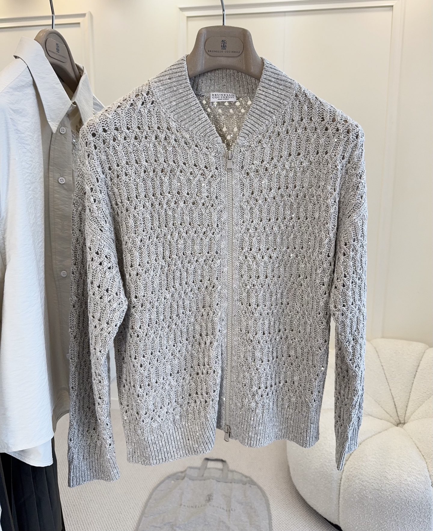 NO:835017,Brunello Cucinelli 2026 new hollow knitted cardigan, linen yarn, soft and breathable, super comfortable to wear in spring and summer. Exquisite hollow knitting + zipper design, perfect details, closed collar and cuffs, high-end texture. Beige color is low-key and versatile, can be easily controlled for commuting, dating, and daily life, and you can easily get a relaxed and lazy atmosphere!  ,,brunello cucinelli,19860909Brunello Cucinelli2026新款镂空针织开衫,亚麻纱线,柔软透气,春夏穿超舒服.精致镂空编织+拉链设计,细节满分,领口袖口收边,质感高级.米杏色低调百搭,通勤、约会、日常都能轻松驾驭,松弛慵懒氛围感轻松get！,,brunello cucinelli,,Women's clothing
