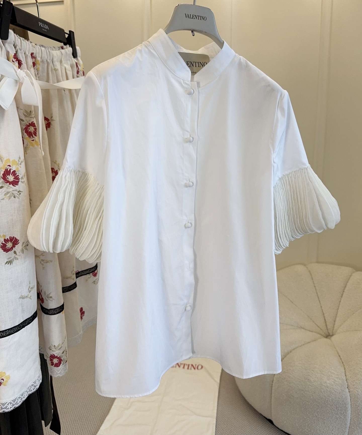 NO:835684,Valentino2026 new accordion sleeve white shirt, stand-up collar + pleated accordion splicing, ultra-exquisite details, loose overall cut, easy to wear in daily or formal occasions, full of elegance ~ it looks great with simple trousers or skirts, easily create a high-end look!  ,,valentino,skirts,shirts,19860909Valentino2026新款风琴袖白色衬衫,立领+百褶风琴拼接,细节超精致,整体剪裁宽松,日常或正式场合都能轻松驾驭,优雅气质满分～搭配简约裤装或裙装都很出彩,轻松打造高级感穿搭！,,valentino,skirts,shirts,,Women's clothing