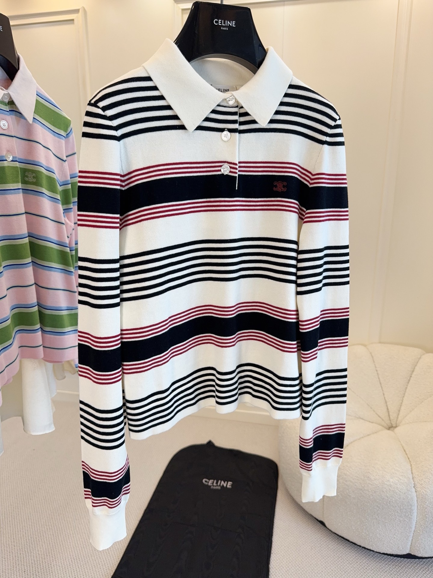 NO:835674,CELINE 2026 new striped knitted POLO shirt, pure cotton yarn, comfortable and close-fitting to wear. White lapel + black, white and red stripes, simple and energetic, full of spring atmosphere. Short and slim fit, you can easily show your body proportions without tying the waist, suitable for daily casual or light formal occasions. Paired with jeans or casual pants, you can easily get a fashionable and casual style.,,celine,jeans,19860909CELINE 2026新款条纹针织POLO衫,纯棉纱线 穿着舒适贴身.白色翻领+黑白红条纹,简约又有活力,春日氛围感满满.短款修身版型,无需扎腰就能轻松展现身材比例,日常休闲或轻正式场合都很适合.搭配牛仔裤或休闲裤,轻松get时髦随性穿搭风格.,,celine,jeans,,Women's clothing