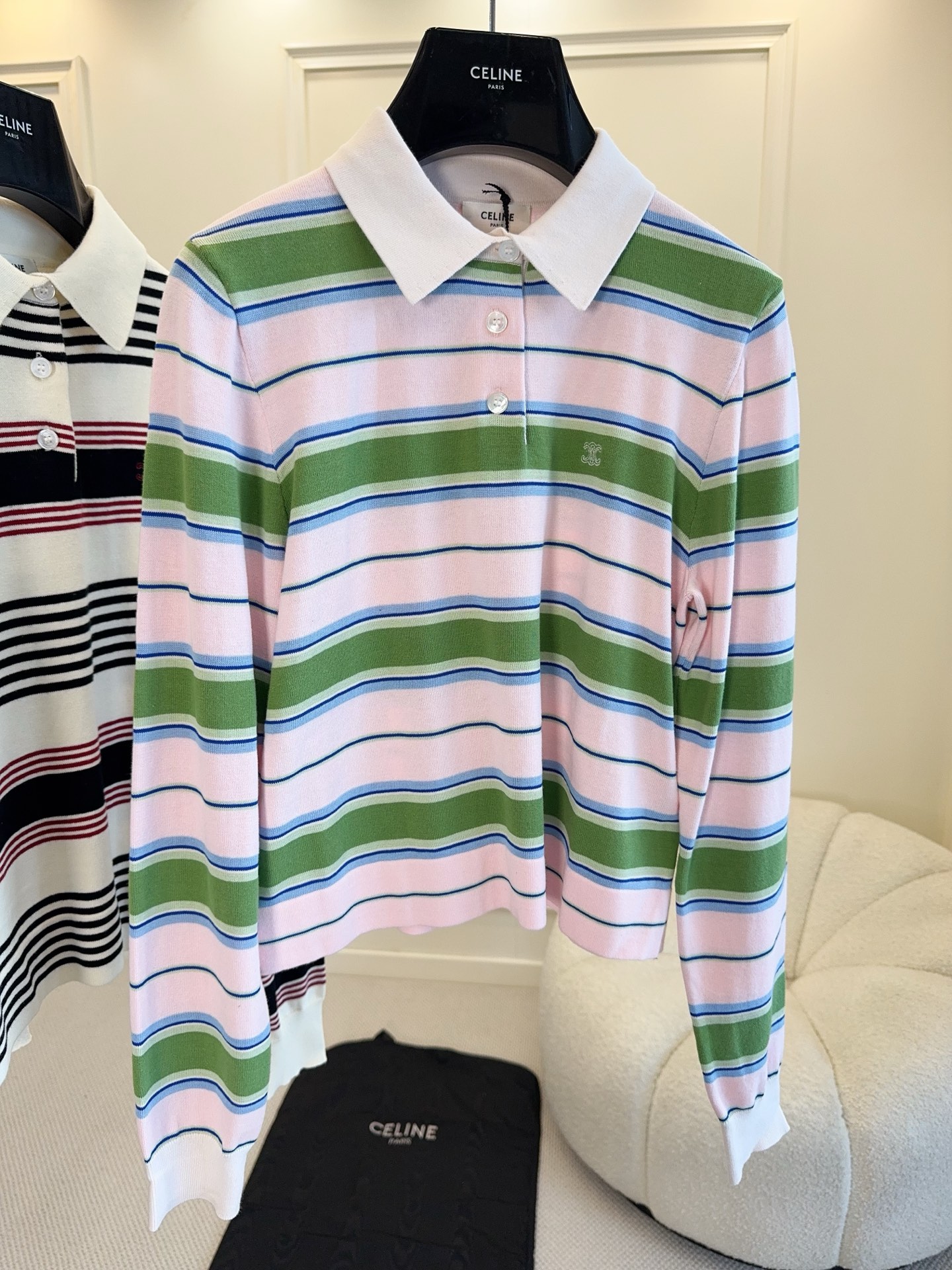NO:835710,CELINE's 2026 new pink and green striped Polo shirt is made of soft knitted fabric, which is skin-friendly and breathable, and is super comfortable to wear!  Pink green + light blue contrast stripes, fresh and soft, full of spring atmosphere. Classic Polo lapel + three buttons of the same color, simple and neat, short and slim cut, optimized body proportions, friendly to small people!  The logo is embroidered in the same color on the left chest with exquisite details. It can be worn alone or as an inner layer. It can be easily used for commuting, daily life and travel. It is practical and fashionable.,,celine,19860909CELINE 2026新款粉绿条纹Polo衫,采用柔软针织面料,亲肤透气,穿着超舒适！粉绿+浅蓝撞色条纹,清新柔和,春日氛围感满满.经典Polo翻领+三颗同色纽扣,简约利落,短款修身剪裁,优化身材比例,小个子友好！左胸同色刺绣Logo,细节精致,单穿或内搭都很百搭,通勤、日常、旅行都能轻松驾驭,实用又时髦.,,celine,,Women's clothing
