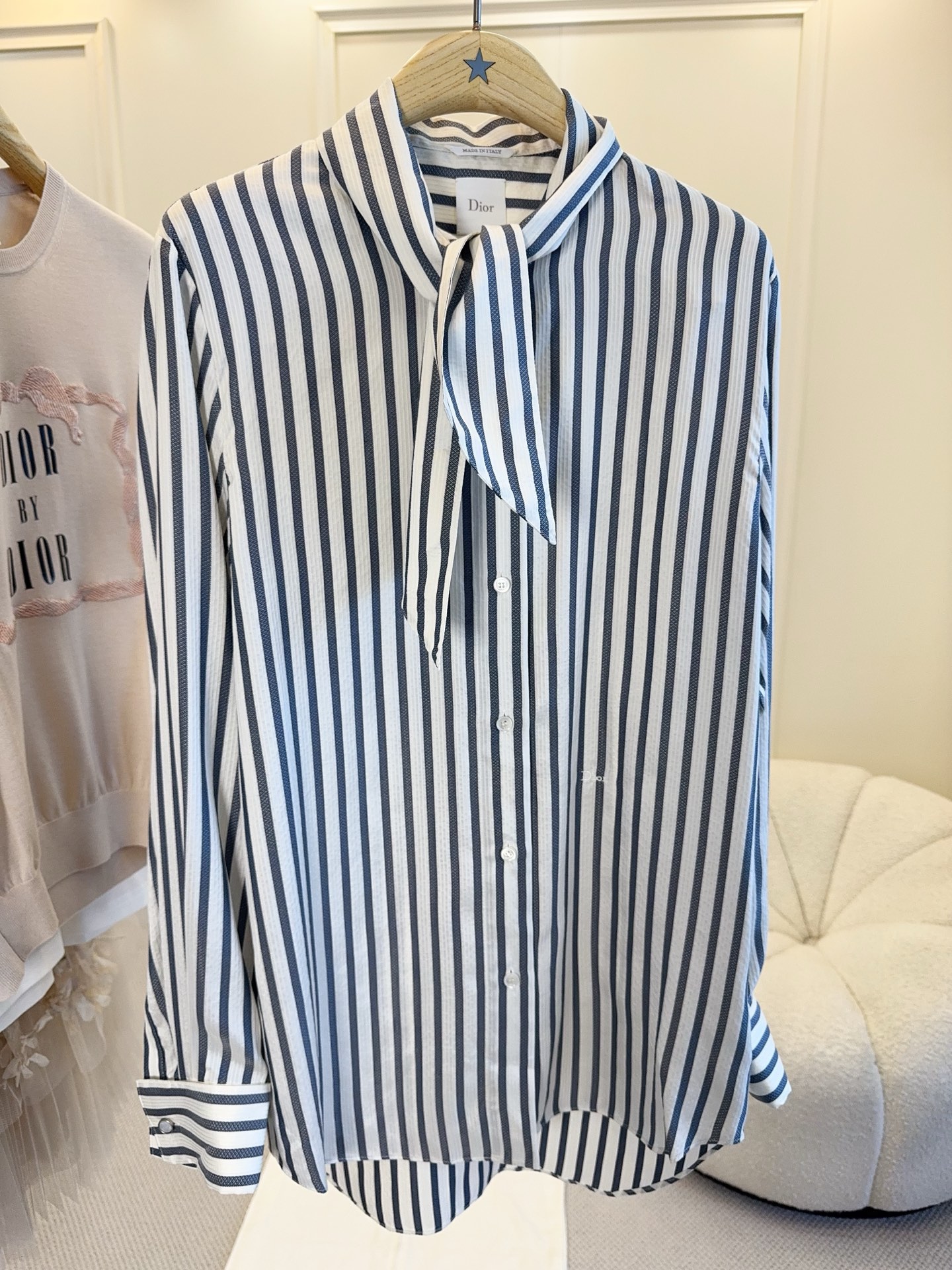 NO:835702,Dior 2026 new gray and white striped shirt, gray blue + white vertical stripes, simple retro and high-end, silk jacquard, the fabric has a high-end feel, breathable and comfortable, it is OK to wear alone or layered. The loose version is super slim, super friendly to the figure, the small logo embroidery on the chest is low-key and recognizable. Paired with jeans or skirts, it is a must-have for daily wear!  ,,dior,skirts,jeans,shirts,real silk,19860909Dior 2026新款灰白条纹衬衫,灰蓝+白色竖条纹,简约复古又高级,真丝提花,面料自带高级感,透气舒适,单穿或内搭都很OK.宽松版型超显瘦,对身材超友好,胸口小Logo刺绣低调有辨识度.搭配牛仔裤或半裙,日常穿搭必备！,,dior,skirts,jeans,shirts,real silk,,Women's clothing