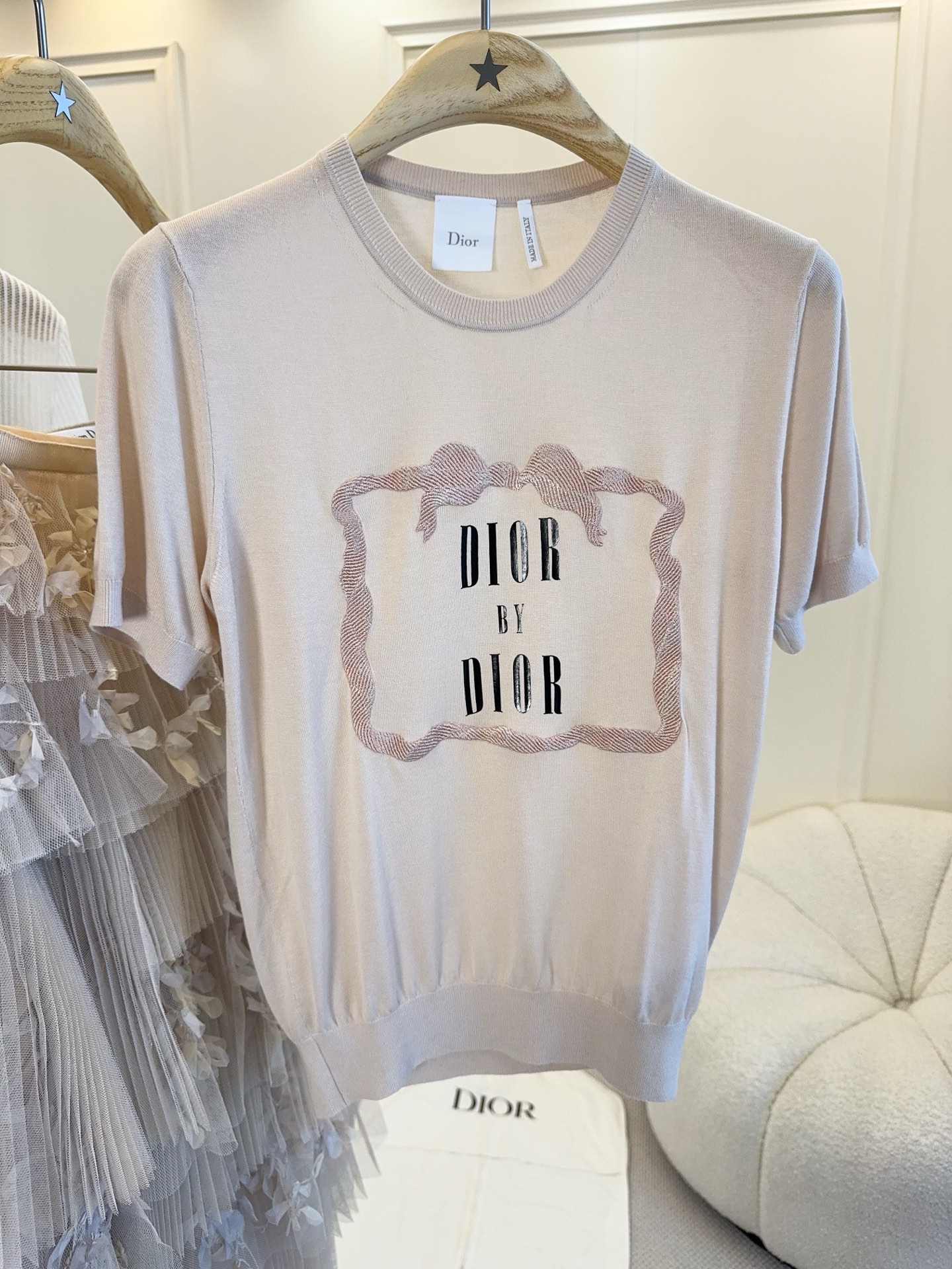 NO:837040,Dior 2026 new embroidered short-sleeved T-shirt, low-saturated light pink, soft high-count cotton, close-fitting and comfortable. 'DIOR BY DIOR' letters on the front + exquisite embroidery, full of French retro feel. The embroidery details shimmer in the sun, low-key and high-end, it looks great with jeans or skirts, and you can easily get an elegant and casual style.,, dior, skirts, jeans, T-shirt, tees, t-shirt,19860909Dior 2026新款刺绣短袖T恤,低饱和浅裸粉,柔软高支棉,贴身舒适.正面“DIOR BY DIOR”字母+精致刺绣刺绣,法式复古感满满.刺绣细节在阳光下微光,低调又高级,搭配牛仔裤或裙装都很出彩,轻松get优雅随性风.,,dior,skirts,jeans,T-shirt,tees，t-shirt,,Women's clothing