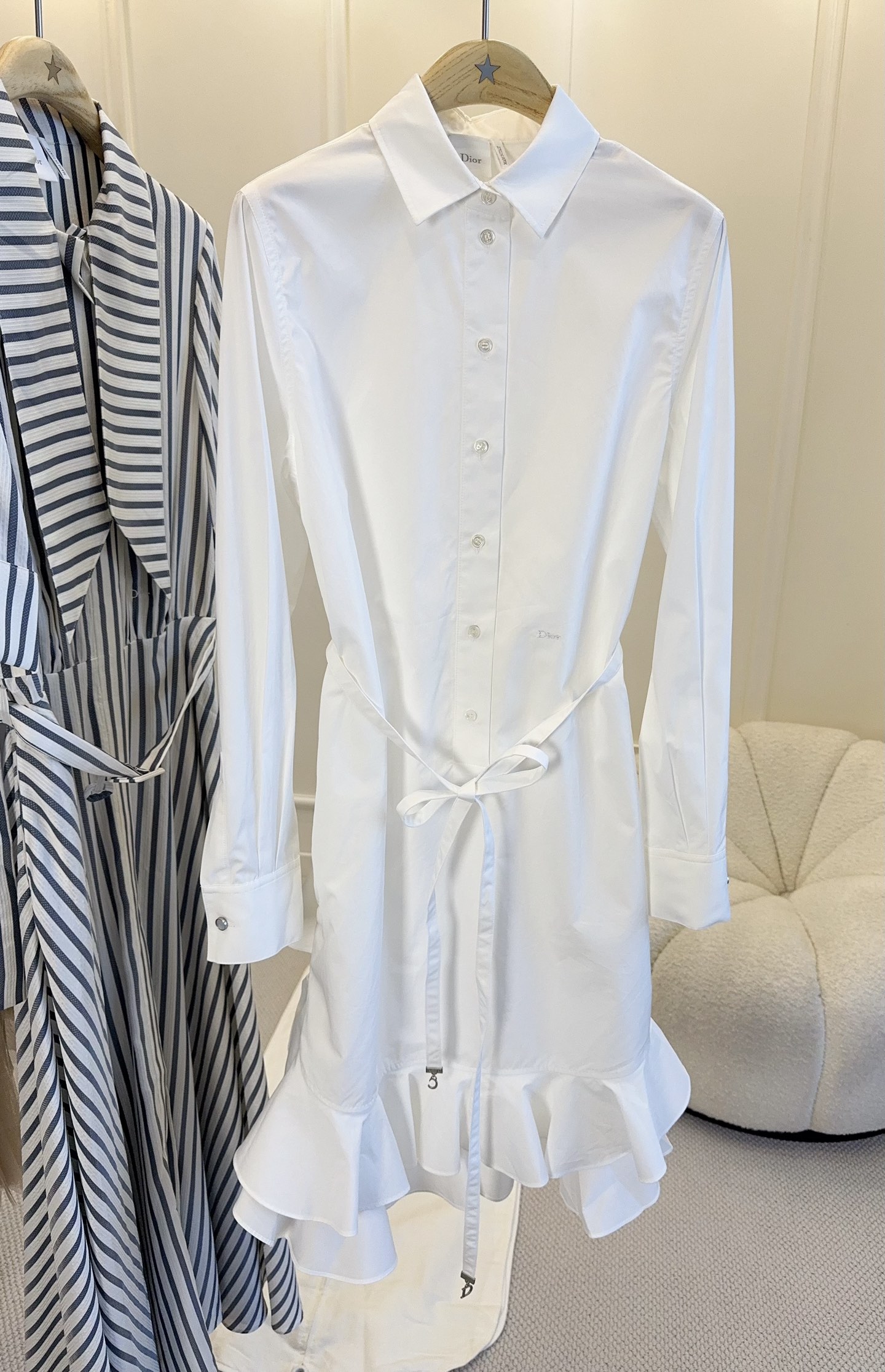 NO:837026,Dior2026 new white dress, pure cotton fabric, classic shirt-style tailoring, with irregular ruffled skirt, full of layers, elegant and smart. Paired with this cloth belt to modify the body proportions, suitable for a variety of body types. The fabric is light and breathable, super comfortable to wear in spring and autumn ~ it can be easily controlled for daily commuting, dating, and leisure, and it is more refined when paired with a belt or metal jewelry.,, dior, skirts, shirts,19860909Dior2026新款白色连衣裙,纯棉面料,经典衬衫式剪裁,搭配不规则荷叶边裙摆,层次感满满,优雅又灵动.搭配本布腰带修饰身材比例,适合多种体型.面料轻薄透气,春秋季节穿着超舒适～日常通勤、约会、休闲都能轻松驾驭,搭配腰带或金属饰品更显精致感.,,dior,skirts,shirts,,Women's clothing