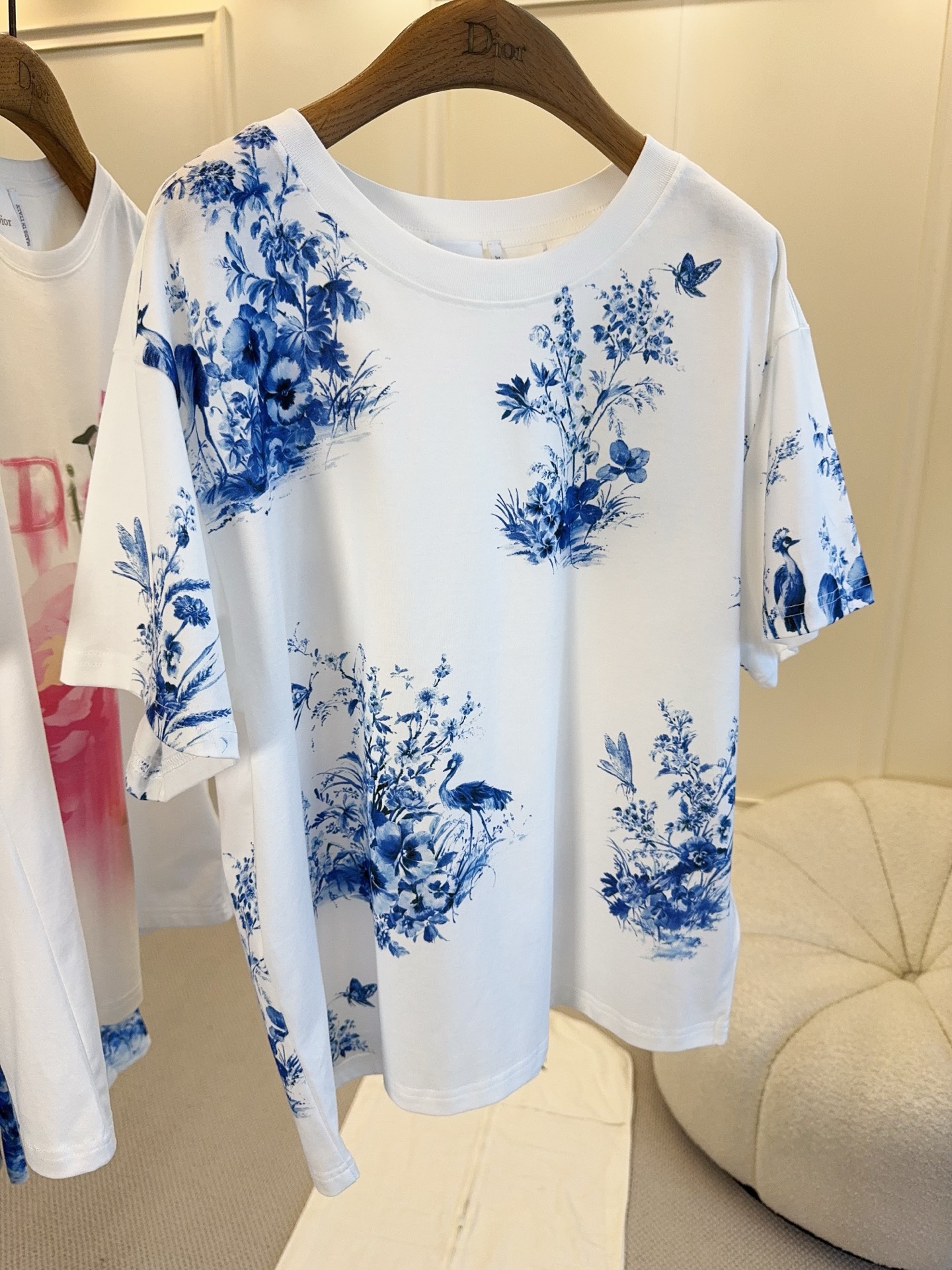 NO:837036,Dior2926 new blue and white printed T-shirt, white cotton fabric, soft and comfortable, super refreshing to wear in summer!  The blue and white printing is inspired by nature, flowers, birds and plant elements, and is full of artistic sense. The loose version is versatile for daily commuting or leisure, and looks good with jeans and skirts ~ The printing process is fine, practical and has a sense of design. It is one of Dior's classic series, dior, skirts, jeans, tees, t-shirts,19860909Dior2926新款蓝白印花T恤,白色棉质面料,柔软舒适,夏天穿超清爽！蓝白印花灵感来自自然,花卉、飞鸟和植物元素,艺术感满满.宽松版型,日常通勤或休闲都很百搭,配牛仔裤、半裙都好看～印花工艺精细,实用又有设计感,是Dior经典系列之一,,dior,skirts,jeans,tees，t-shirt,,Women's clothing