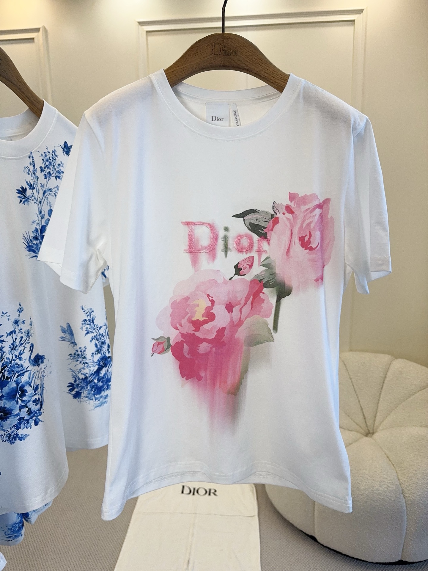 NO:837041,Dior 2026 new rose print short-sleeved T-shirt, made of pure cotton, soft and skin-friendly, super comfortable to wear in summer!  Ink-style rose + brand embroidery on the front, full of color and full of artistic sense. Simple tailoring and loose fit. It looks great when worn alone or paired with jeans or skirts. It can be easily switched between multiple styles. It can be easily used for daily commuting, dating, and vacation. It is a practical and fashionable versatile item!  ,,dior,skirts,jeans,T-shirt,tees,t-shirt,19860909Dior 2026新款玫瑰印花短袖T恤,纯棉材质,柔软亲肤,夏天穿超舒服！正面水墨风玫瑰+品牌刺绣,色彩饱满,艺术感满满.简约剪裁,宽松版型,单穿或搭配牛仔裤、半裙都很出彩,轻松切换多种风格.日常通勤、约会、度假都能轻松驾驭,是实用又时髦的百搭单品！,,dior,skirts,jeans,T-shirt,tees，t-shirt,,Women's clothing