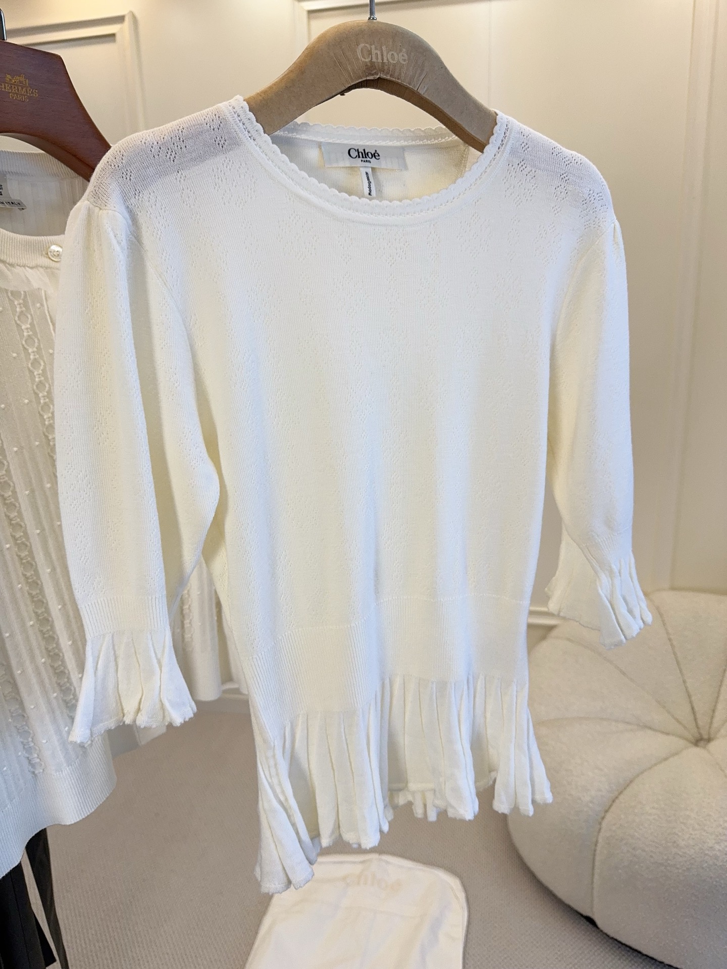 NO:837064,Chloé/026 new white knitted top, ultra-fine wool is soft and skin-friendly, hollow pattern, elegant and detailed. The round neck is simple, the cuffs are slightly flared, and the gentle temperament is perfect!  It can be easily worn for daily commuting and leisure. It looks great with skirts or jeans ~ White is versatile!  ,,chloe,skirts,jeans,19860909Chloé/026新款白色针织上衣,超细羊毛柔软亲肤,镂空花型,优雅又有细节感.圆领简约,袖口微喇叭,温柔气质满分！日常通勤、休闲都能轻松驾驭,搭配半裙或牛仔裤都很出彩～白色百搭！,,chloe,skirts,jeans,,Women's clothing