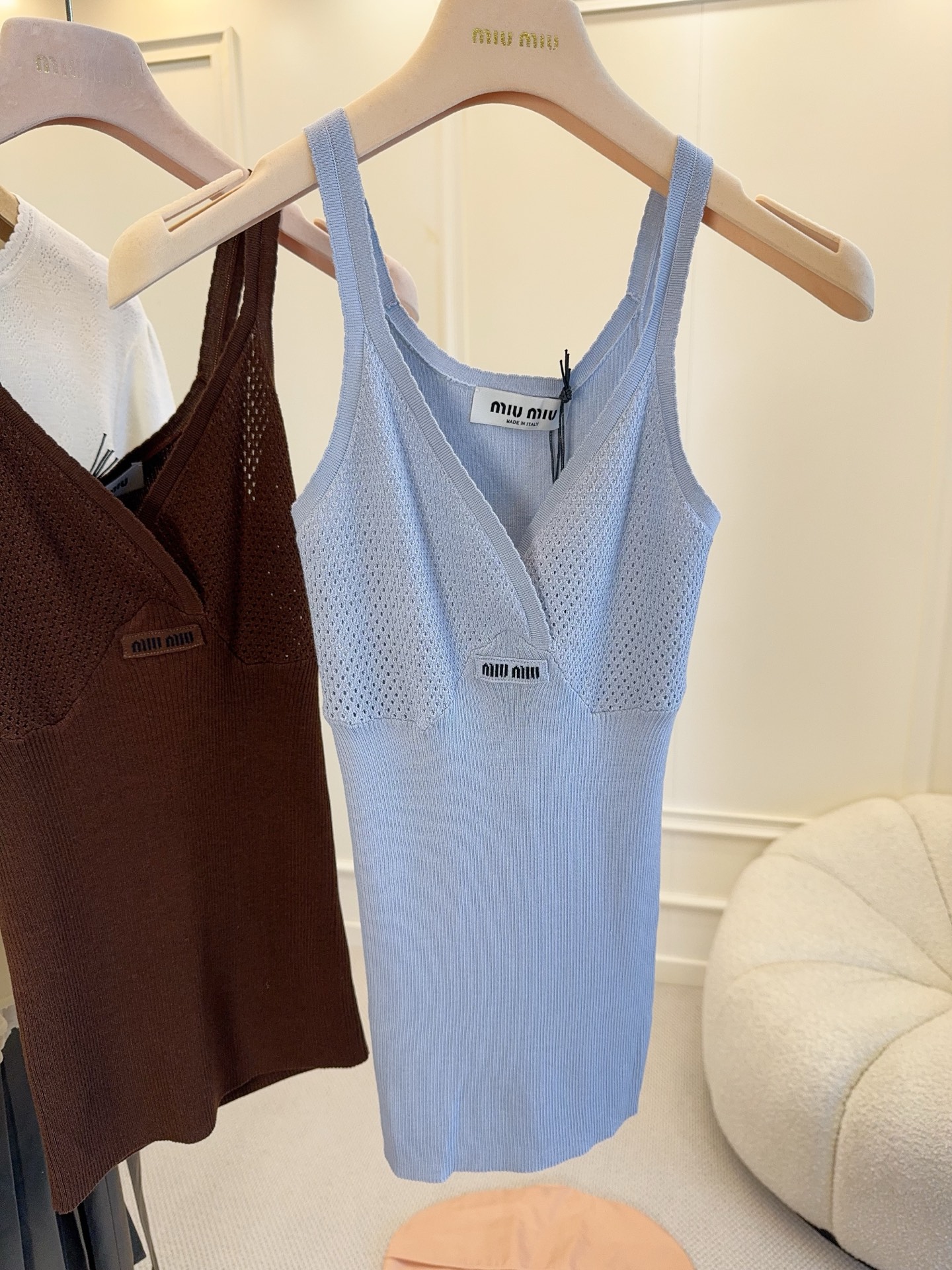 NO:837050,Miu Miu 2026 new V-neck knitted vest, soft knitted fabric, close-fitting and comfortable, perfect for spring and summer!  V-neck + chest logo, full of details, retro and fashionable. Slim tailoring outlines the figure, can be worn alone or layered, easy to switch between Korean lazy or commuting style. The coffee color is white and versatile, with high-waisted skirts or wide-leg pants, you can switch between gentle or hot girl style, it is a must-have item in the wardrobe!  ,,miumiu,skirts,19860909Miu Miu2026新款V领针织背心,柔软针织面料,贴身舒适,春夏穿超合适！V领+胸前徽标,细节感满满,复古又时髦.修身剪裁勾勒身形,单穿or叠穿都OK,轻松切换韩系慵懒or通勤风.咖色显白百搭,配高腰短裙or阔腿裤,温柔or辣妹风随心切换,是衣橱必备氛围感单品！,,miumiu,skirts,,Women's clothing