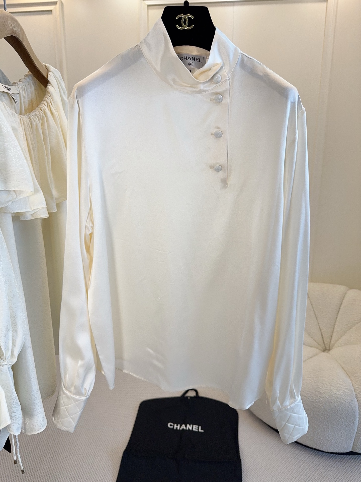 NO:837060,Chanel2026 new diamond silk satin shirt. Silk satin material, light, soft and comfortable against the skin. The stand-up collar is neat and slightly oversized, taking into account both workplace and daily wear. The diamond quilting technology on the sleeve pockets is exquisite and three-dimensional, highlighting luxurious details. The design is elegant and highly brand-recognizable, pure white tone, versatile and shows skin color, creating a high-end commuting or elegant date look.,,chanel,versace,shirts,real silk,19860909Chanel2026新款菱格真丝缎面衬衫.真丝缎面材质,轻薄柔软亲肤舒爽.立领版型利落,略带Oversized的宽松感,兼顾职场与日常穿搭,袖口袋菱格纹绗缝工艺,精致立体,彰显奢华细节.设计优雅极具品牌辨识度,纯白色调,百搭显肤色,打造高级通勤或优雅约会造型.,,chanel,versace,shirts,real silk,,Women's clothing