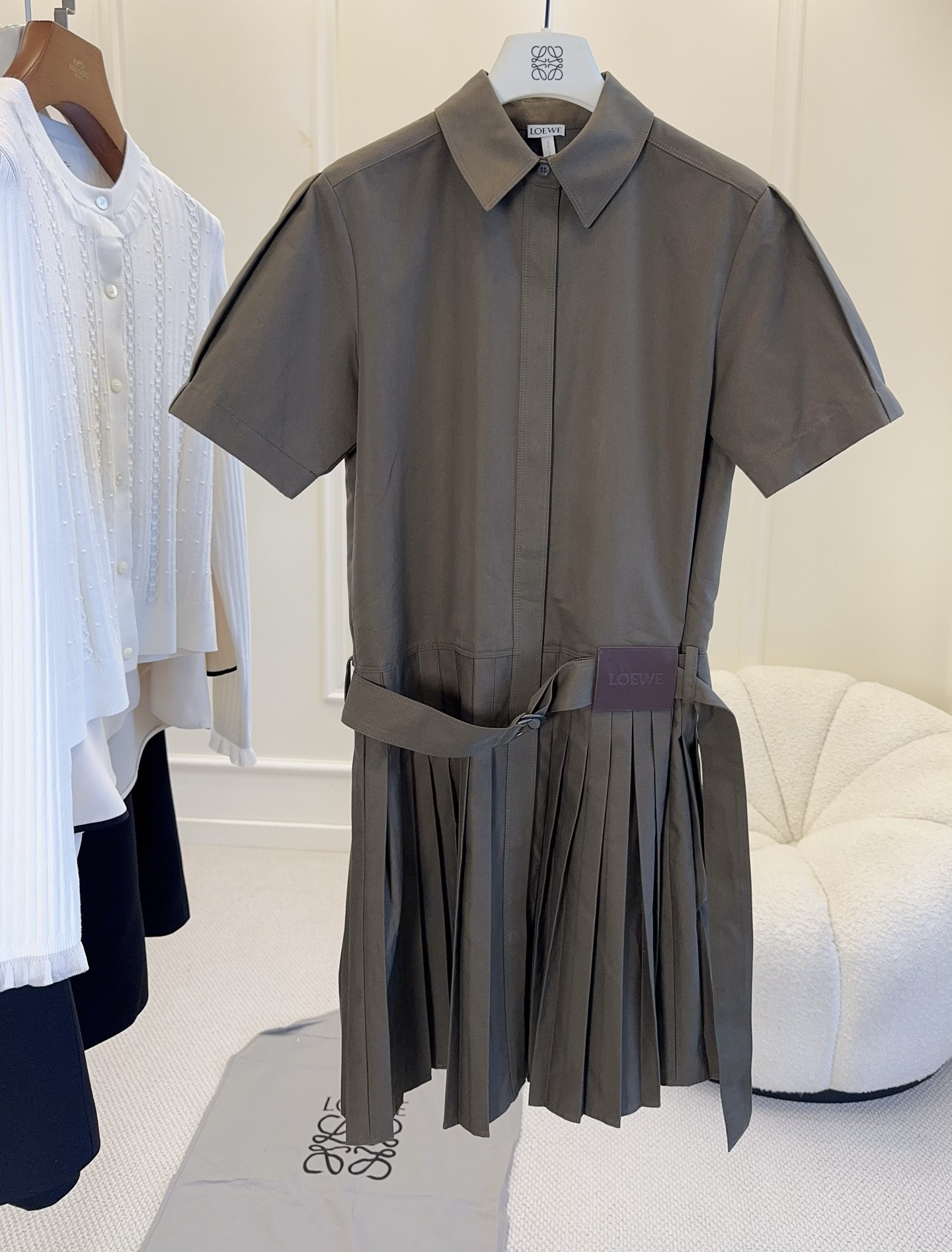 NO:837775,LOEWE 2026 new work dress, customized fabric, crisp and smooth, classic lapel + hidden button design, simple and neat. The pleated skirt is smart and slimming, D-ring belt + embossed leather label, perfect details!  It can be easily used for commuting, dating, and daily life. The retro khaki green is low-key and high-end, practical and fashionable!  ,,loewe,skirts,19860909LOEWE 2026新款工装连衣裙,定制面料,挺括又垂顺,经典翻领+隐藏纽扣设计,简约利落.百褶裙摆灵动显瘦,D形环腰带+压纹皮革标,细节满分！通勤、约会、日常都能轻松驾驭,复古卡其绿低调高级,实用又时髦！,,loewe,skirts,,Women's clothing